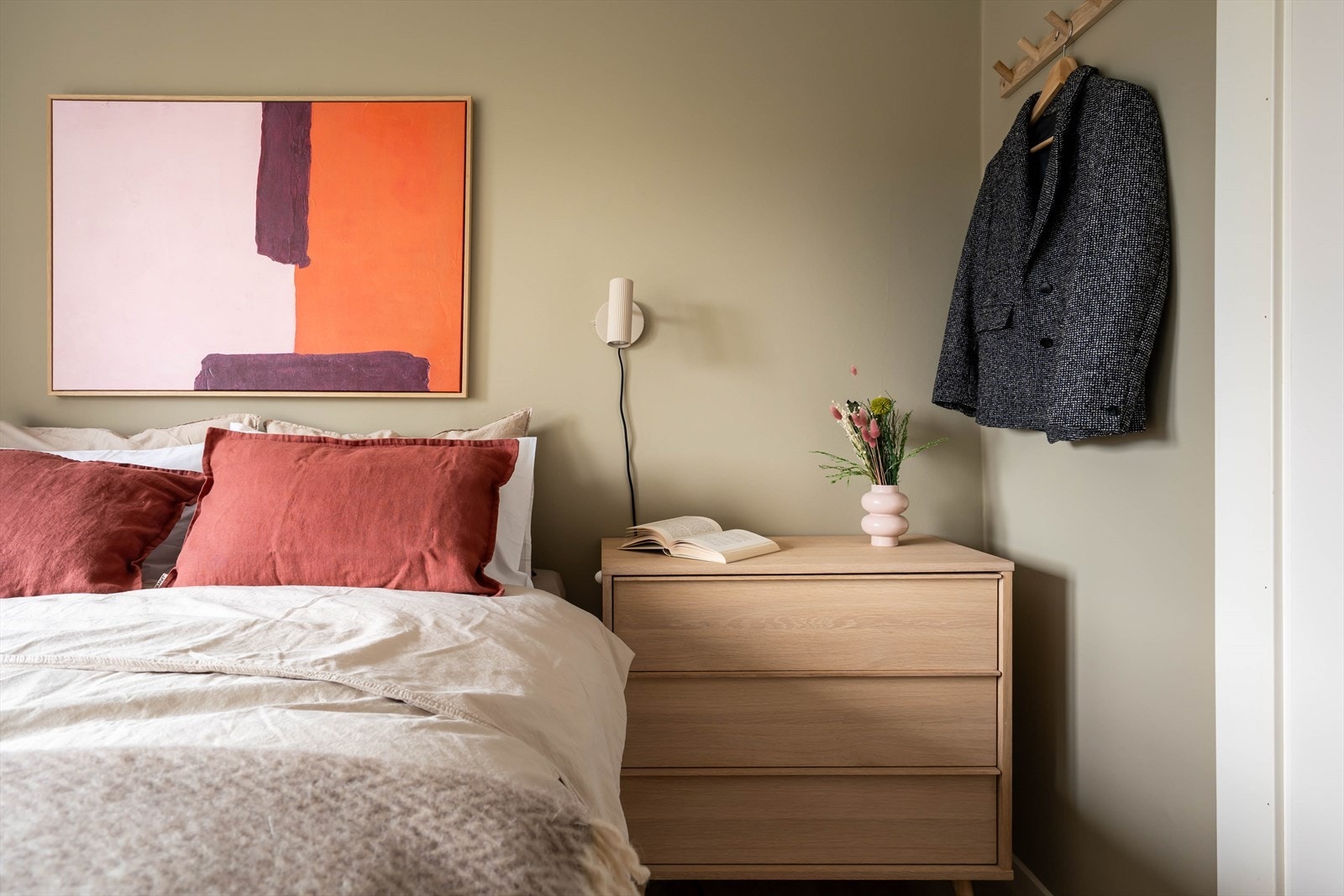 Det er etablert en stor skyvedørsgarderobe med speilfronter som sørger for praktisk oppbevaring. Galleribilde