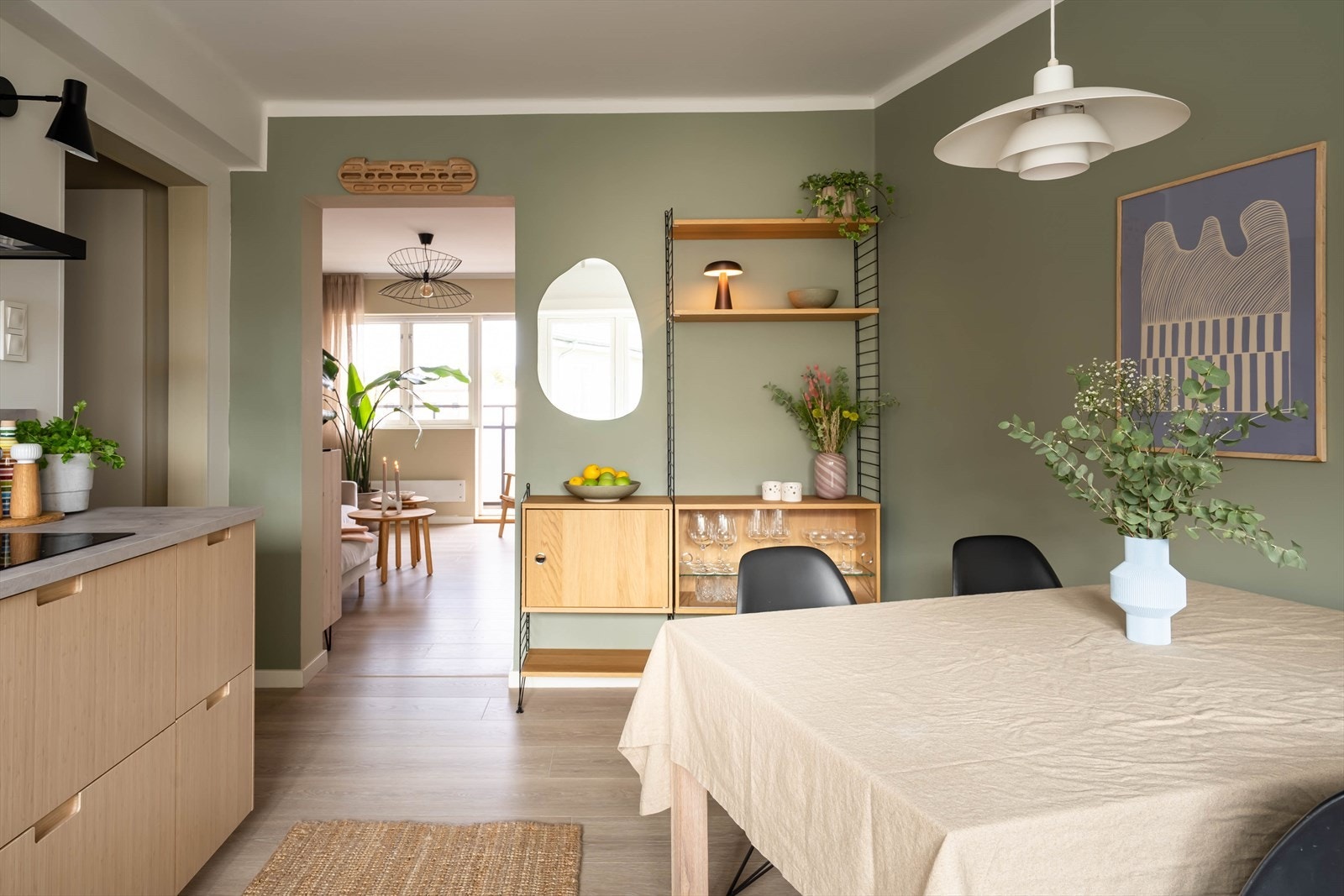 Fra spiseplassen er det åpent inn mot stuen, noe som gir god kontakt mellom rommene. Galleribilde
