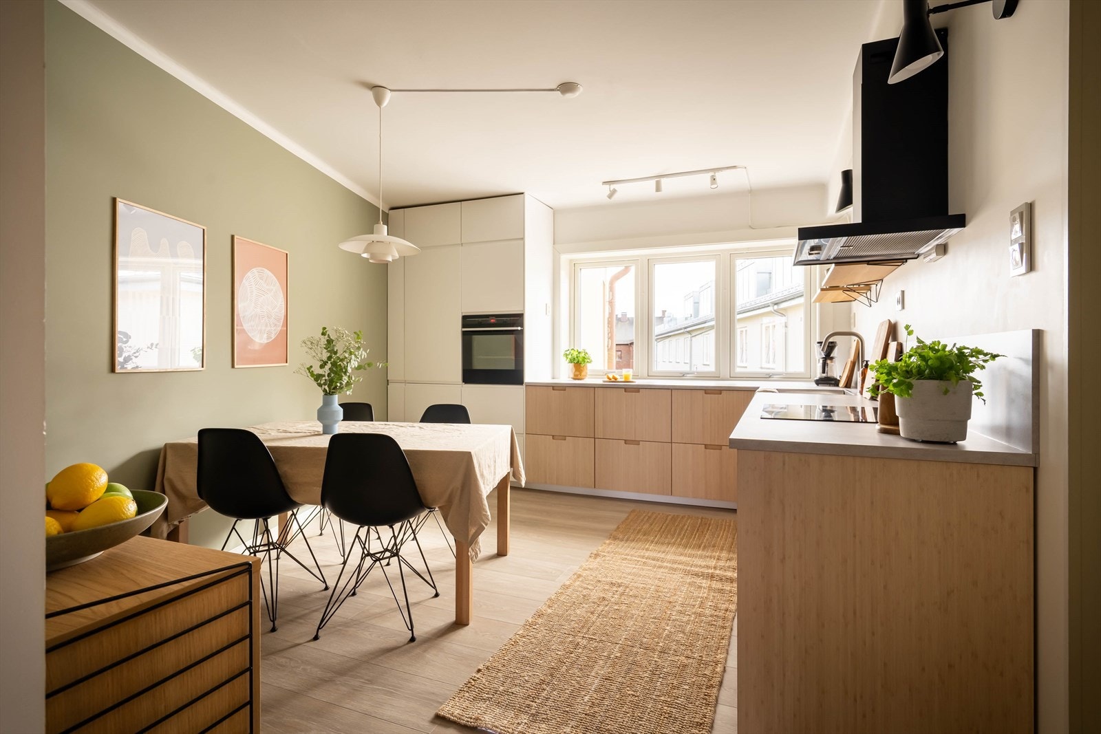 Det er god plass til et ordentlig spisebord, slik at både hverdagsmiddager og besøk kan samles her. Galleribilde