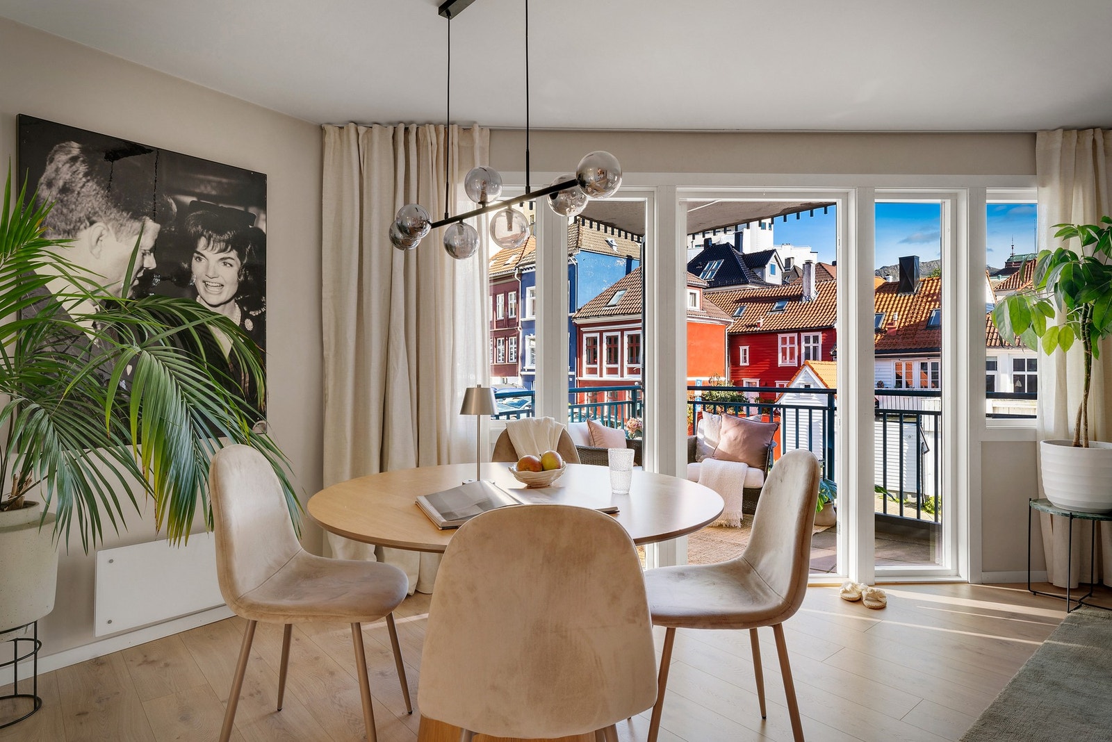 - De lyse, slette overflatene og 1-stavs laminatgulvet gir rommet et pent og helhetlig uttrykk - Galleribilde