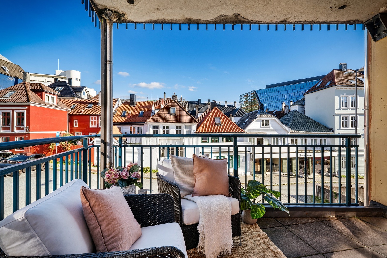 - Den hyggelige balkongen måler 6,6 m² - Galleribilde