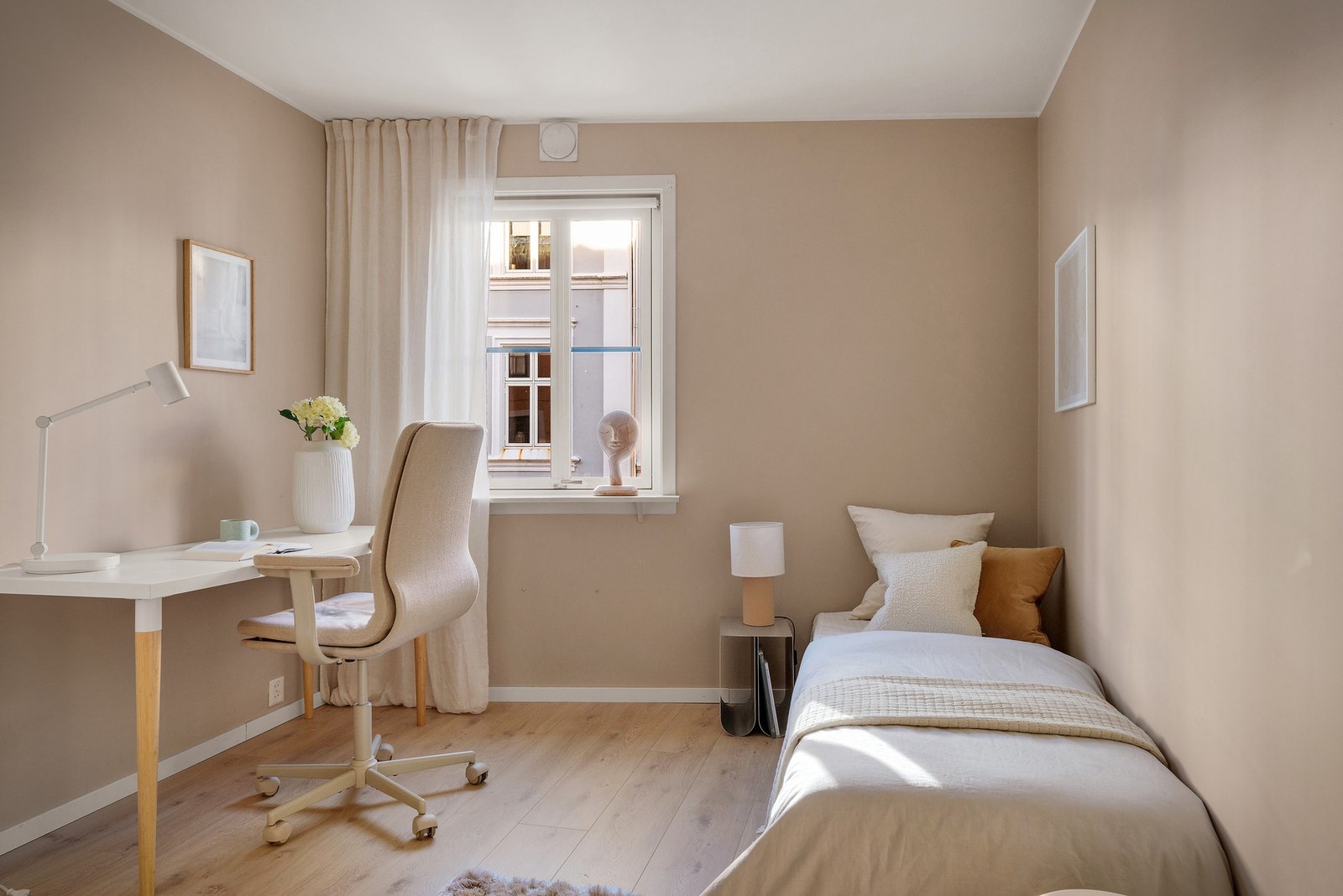 - Begge rommene har plass til møblering etter behov, enten man ønsker barnerom, gjesterom eller hjemmekontor - Galleribilde