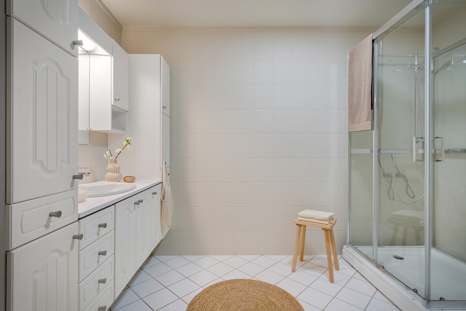 - Badet er lyst, klassisk og romslig med et areal på ca. 7,1 m² - Galleribilde