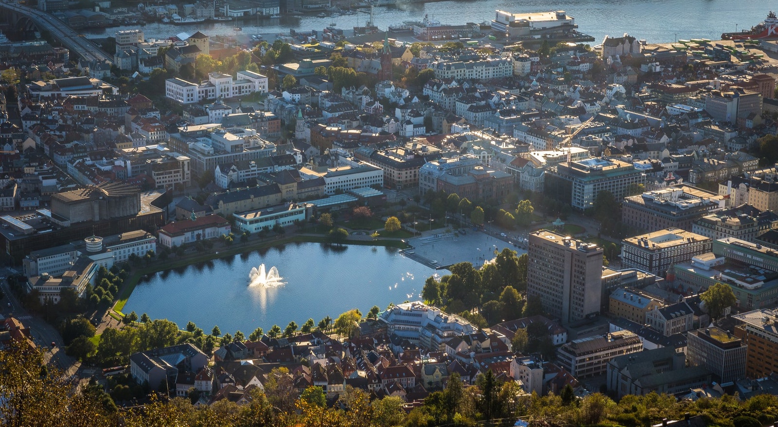 - Leiligheten ligger tilbaketrukket med nærhet til alle byens fasiliteter - Galleribilde