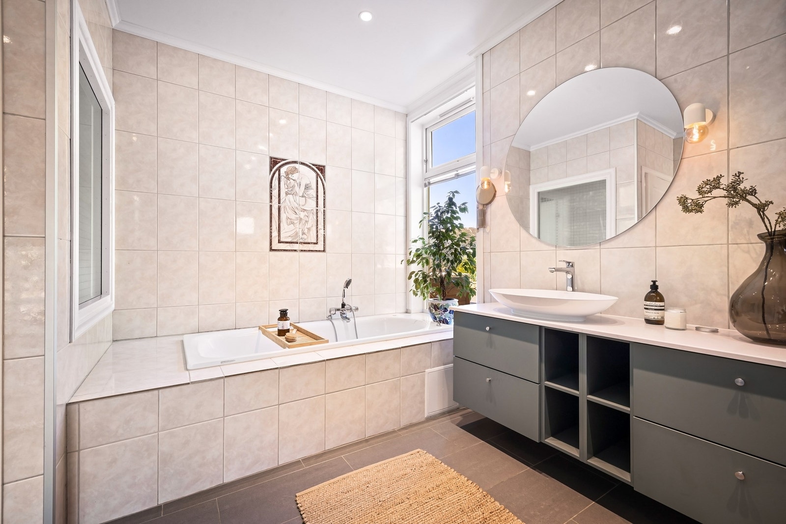 Lekker, vegghengt innredning. Legg også merke til vinduer på begge sider av badekaret. Dette var arkitektens ønske for at man skal kunne se hele veien gjennom huset. Galleribilde