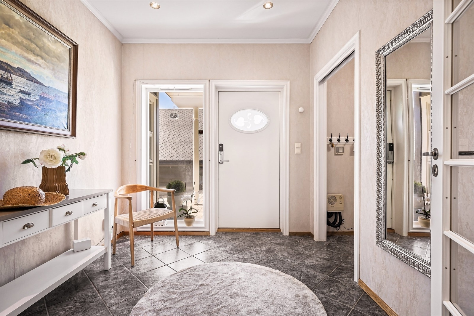 Velkommen inn. Romslig entré med fliser på gulvet og tilhørende garderoberom. Vannboren varme og 2,7 meter takhøyde er gjennomgående i etasjen. Galleribilde