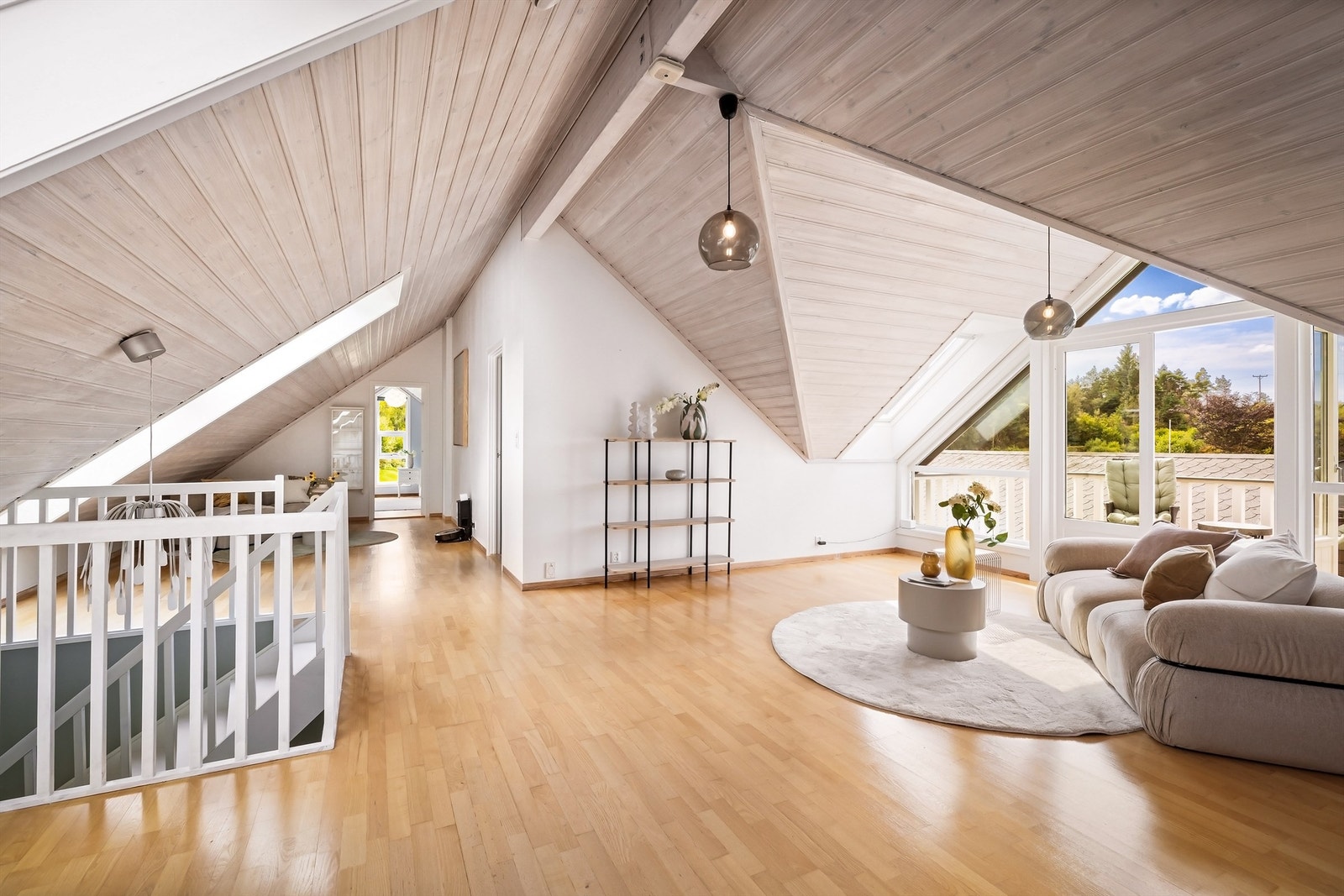 Loftstuen er på hele 41 kvm. Også vannboren varme i gulvene i denne etasjen. Galleribilde