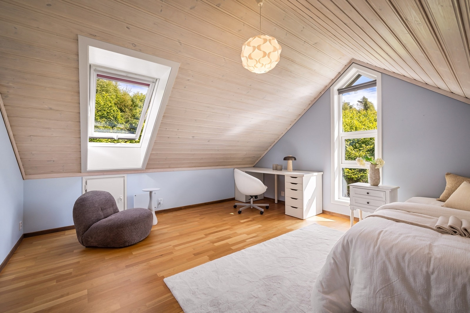 Luke til kne kott under velux vindu. Galleribilde