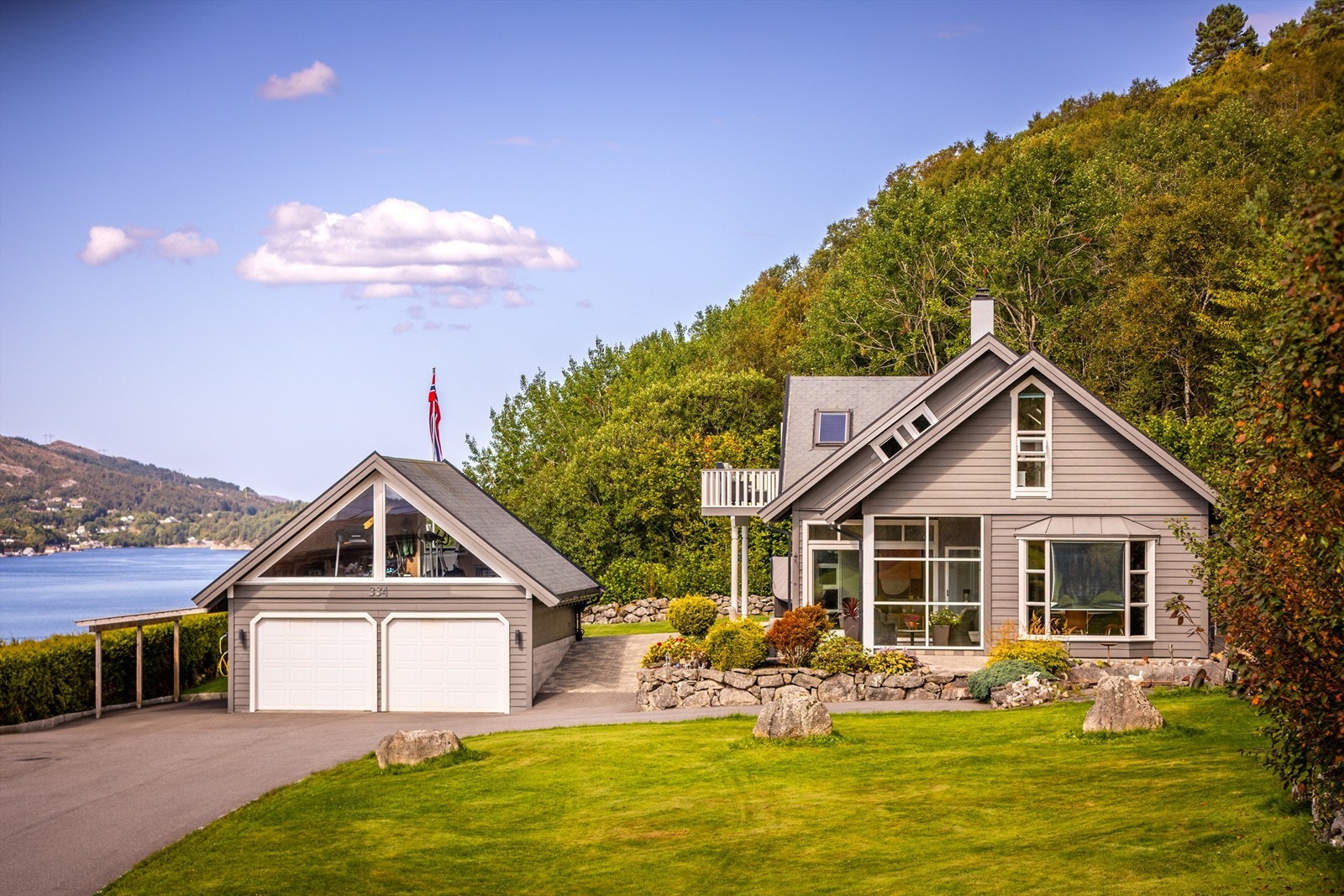 En eiendom som har det meste: Beliggenhet i blindvei, sjøutsikt, sol til seint på kveld, dobbel garasje m/innredet loft, akkurat passe hage og naturskjønne omgivelser. Galleribilde