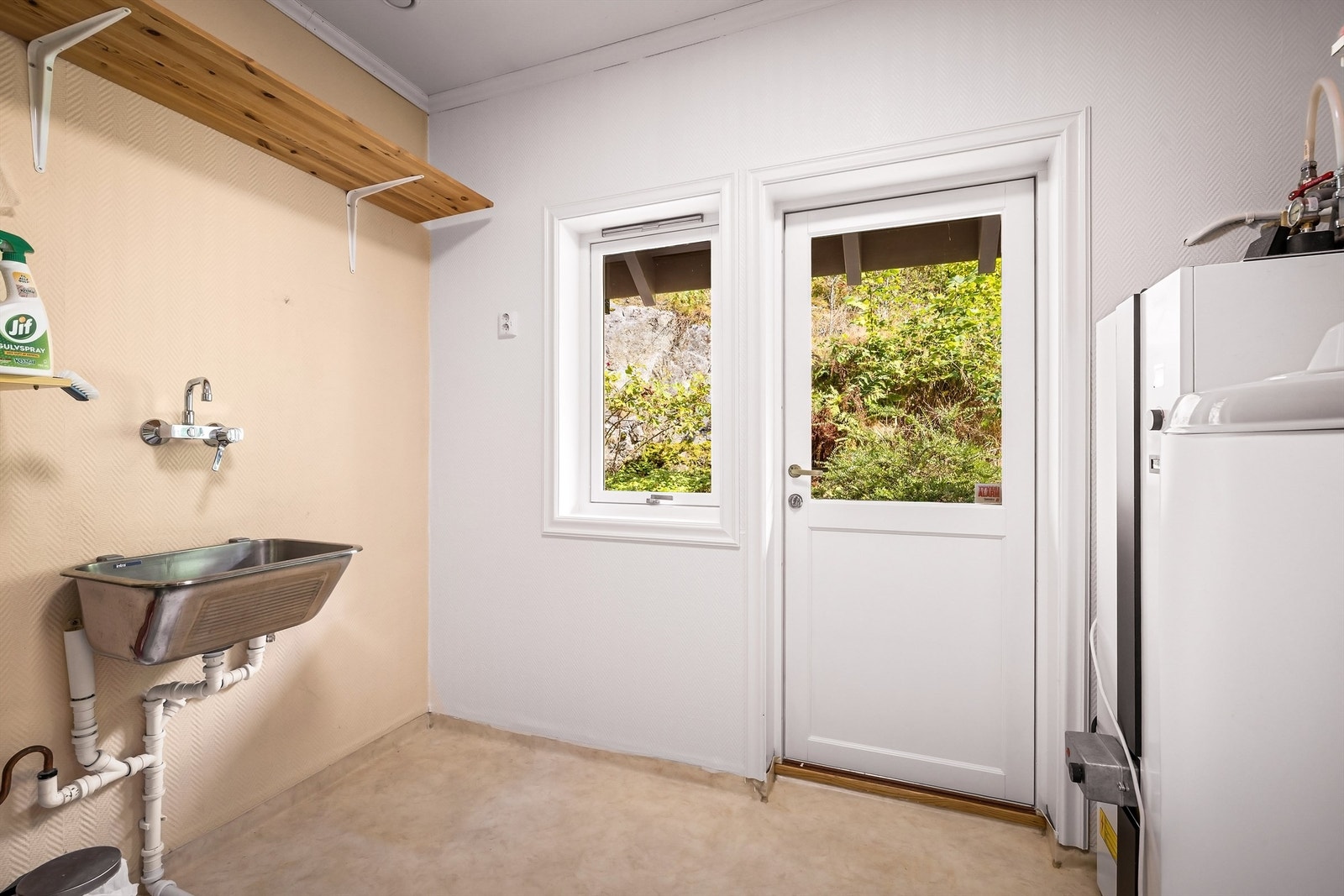 Vaskerom med bi-inngang fra baksiden av huset. Galleribilde