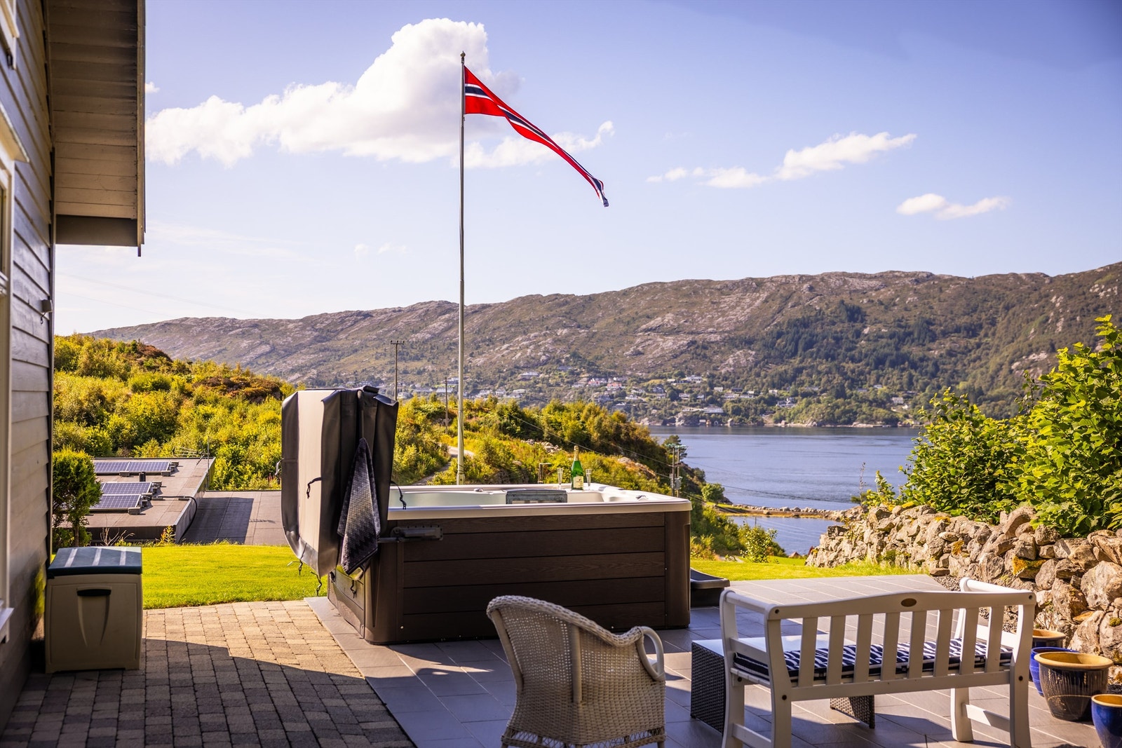 En herlig og skjermet uteplass på eiendommens nordside. Legg også merke til den fine steingarden. Galleribilde