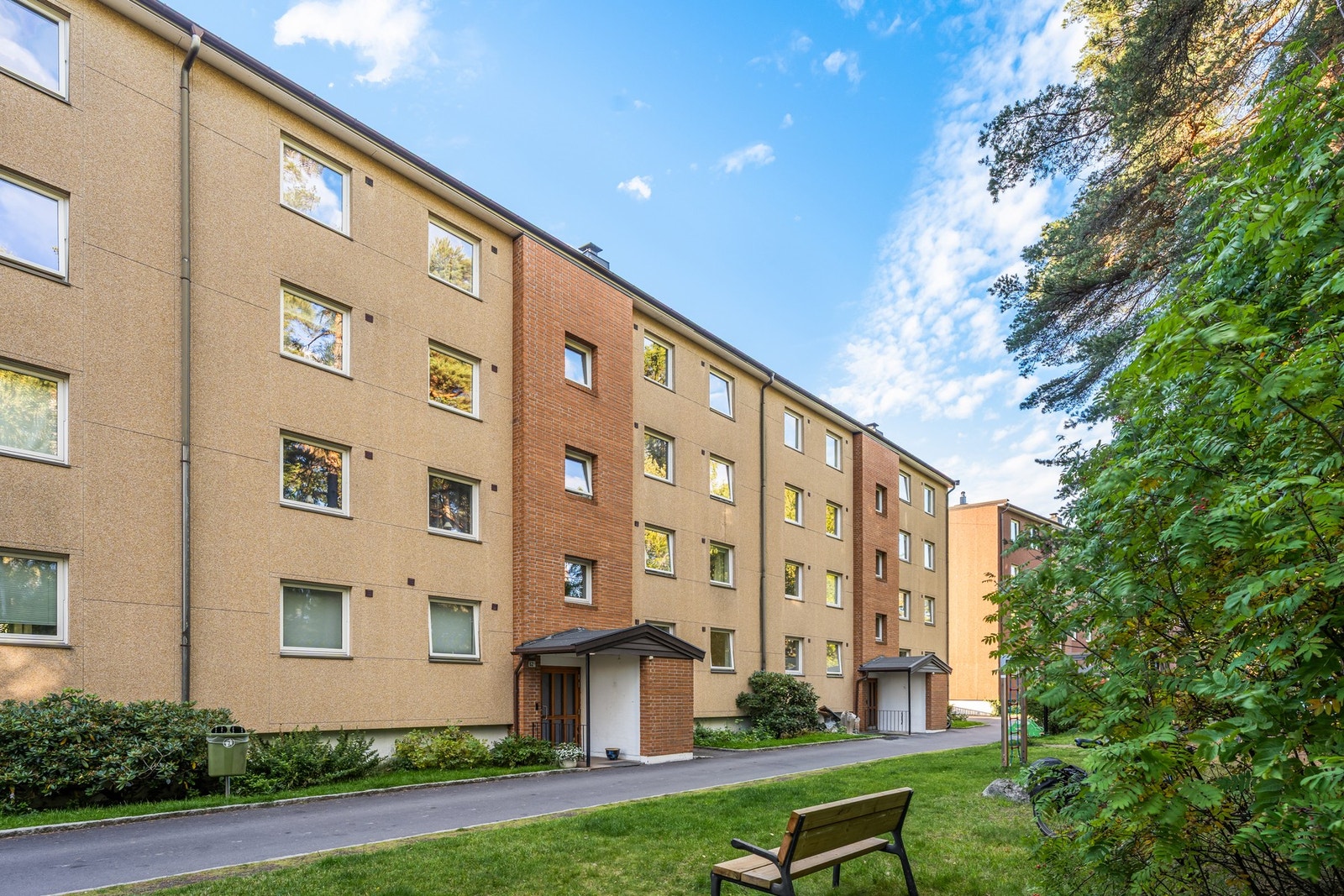 Boligen ligger fint plassert i første etasje. Beliggenheten er ideell for familier, så vel som godt etablerte, i trygge og rolige omgivelser med gangavstand til barnehager, fritidsaktiviteter og skole for alle trinn. Galleribilde