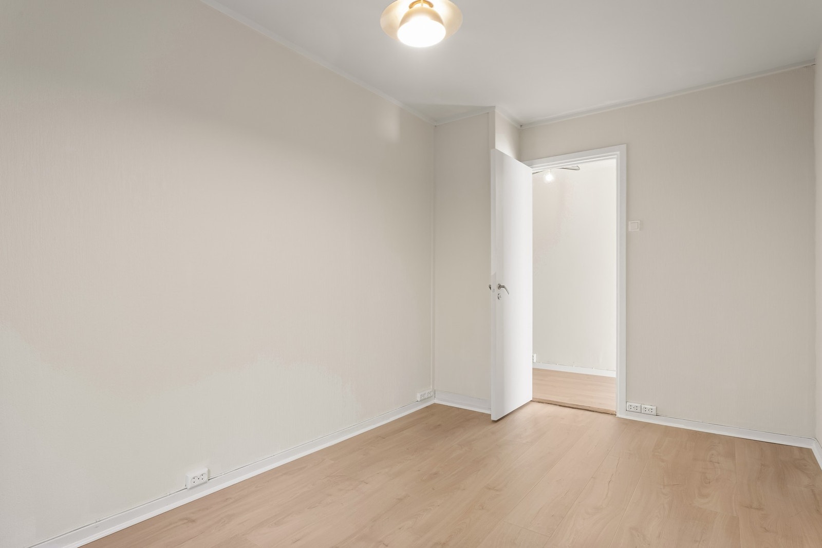 Soverom II har også plass til seng og garderobe. Ekstra lagringsplass finnes i kjellerboder på til sammen ca. 9 kvm. Galleribilde