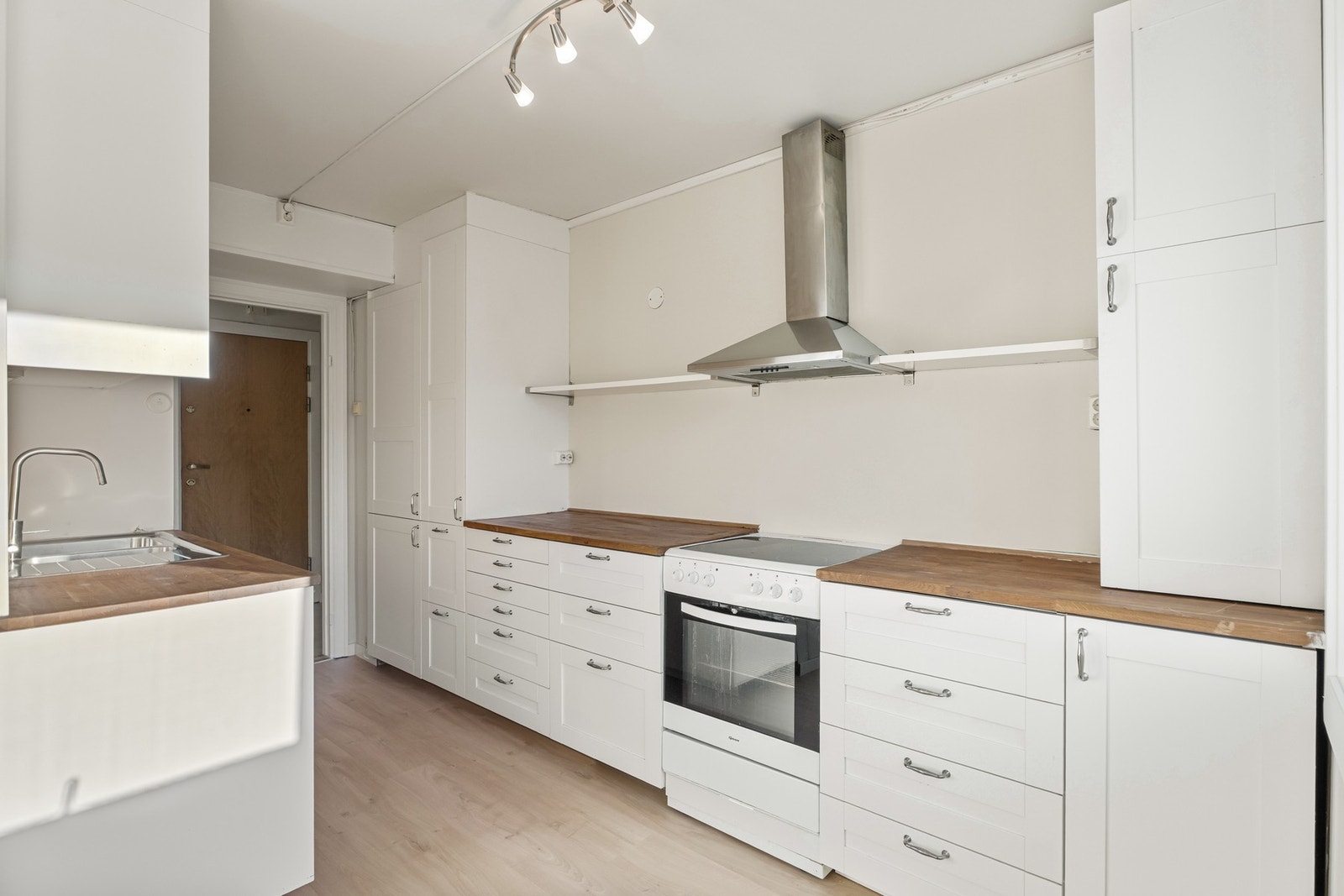 Kjøkkenet har nytt laminatgulv fra 2026. Videre ventilator med kullfilter, godt med skap- og benkeplass samt integrert oppvaskmaskin og kjøl-/fryseskap. Galleribilde