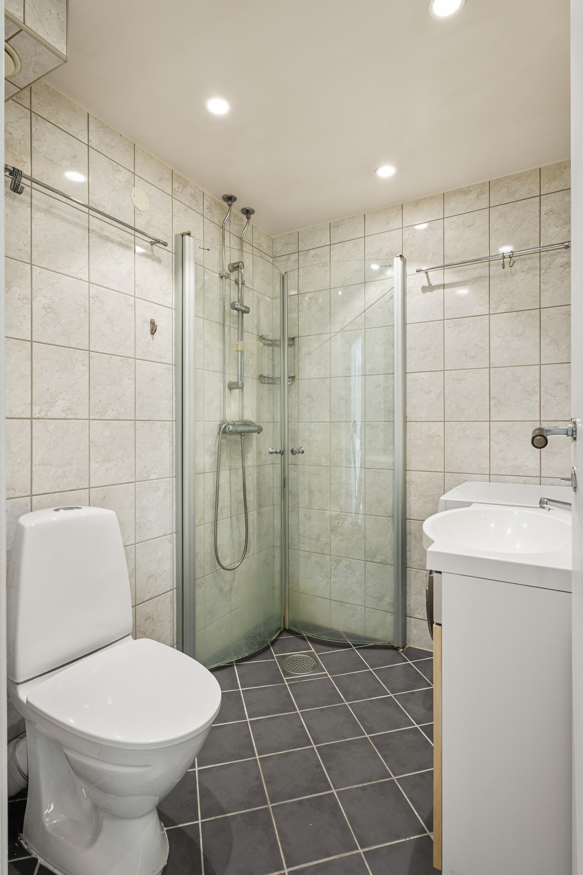 Badet ble rehabilitert i regi av borettslaget i 2008, og har flislagte vegger og flislagt gulv med varmekabler, samt nedsenket platehimling med innfelt downlights. Galleribilde