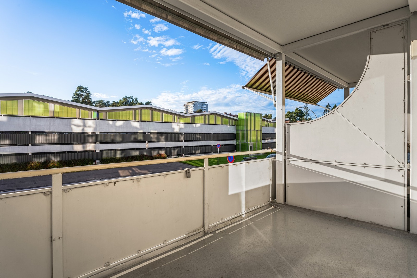 Fra stuen er det utgang til en vestvendt balkong på ca. 8 kvm. Galleribilde