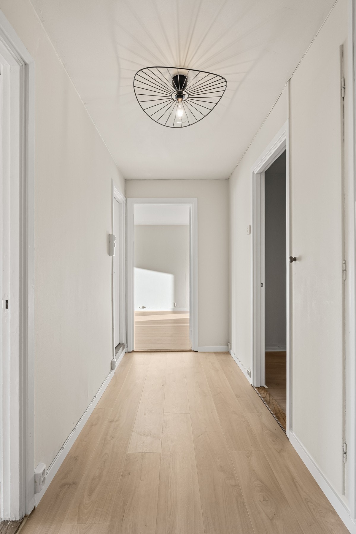 Entréen har god plass til å henge av seg ytterklær og sette fra seg sko. Videre fra entréen er det adkomst til kjøkken, stue, bad og et av soverommene. Galleribilde
