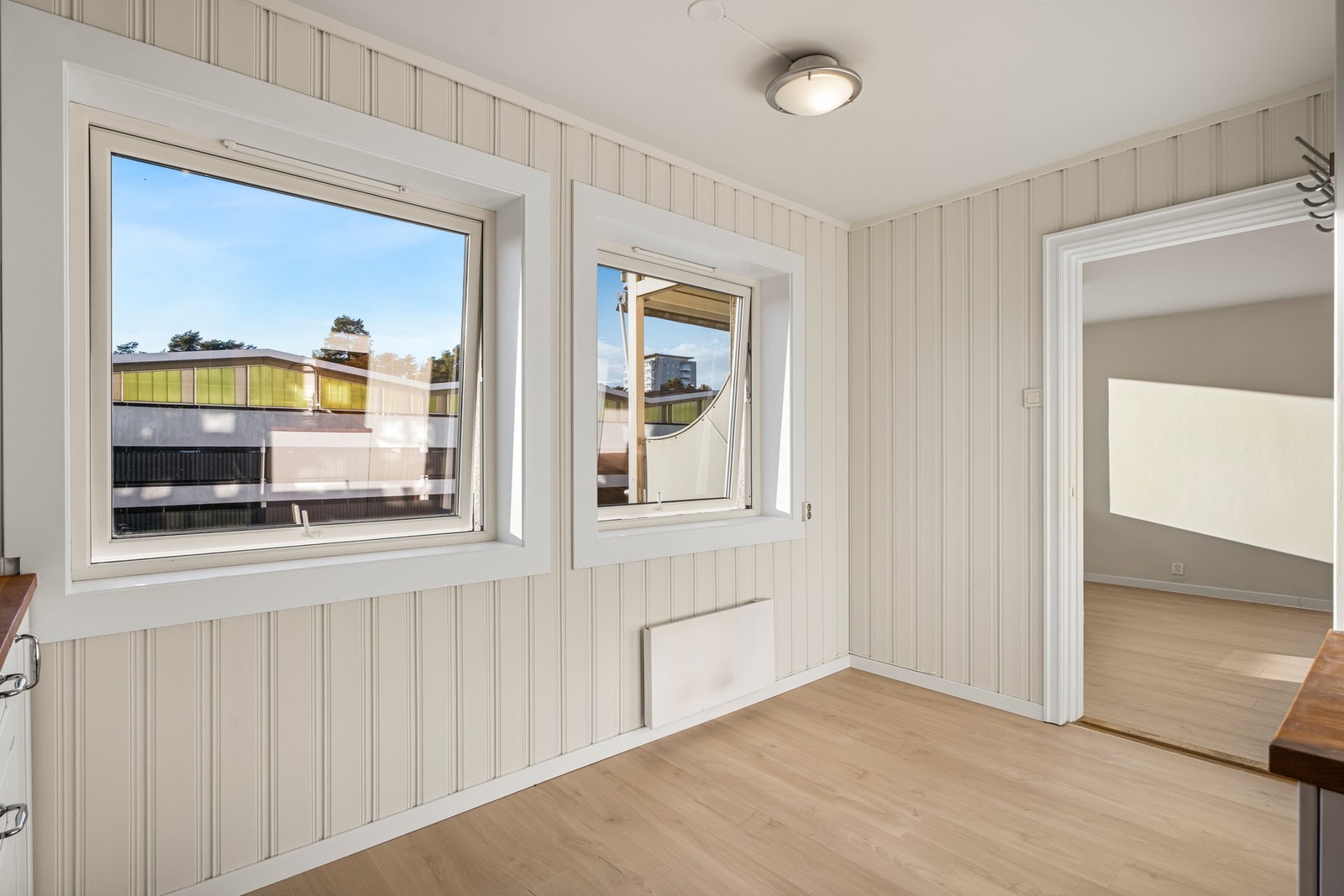 Det er plass til hyggelig spiseplass ved vinduene, som slipper inn godt med dagslys. Galleribilde