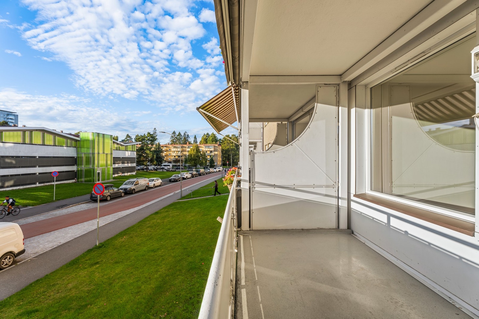 Her er det fin plass til å innrede med sittegruppe, og det er montert markise i overbygget for solskjerming. Galleribilde