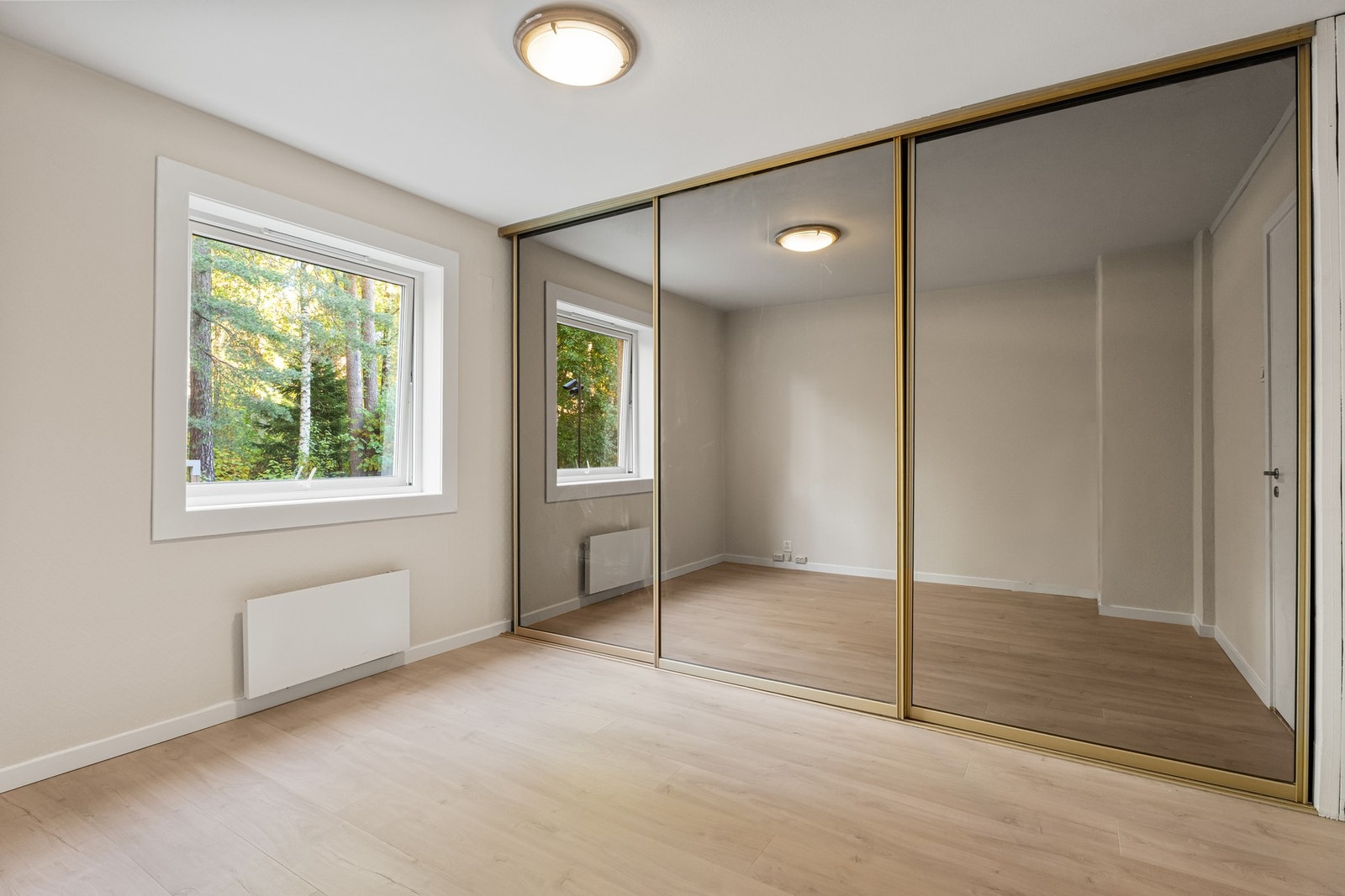 Hovedsoverommet har god plass til dobbeltseng har et stort skyvedørsgarderobeskap med speilfronter. Galleribilde