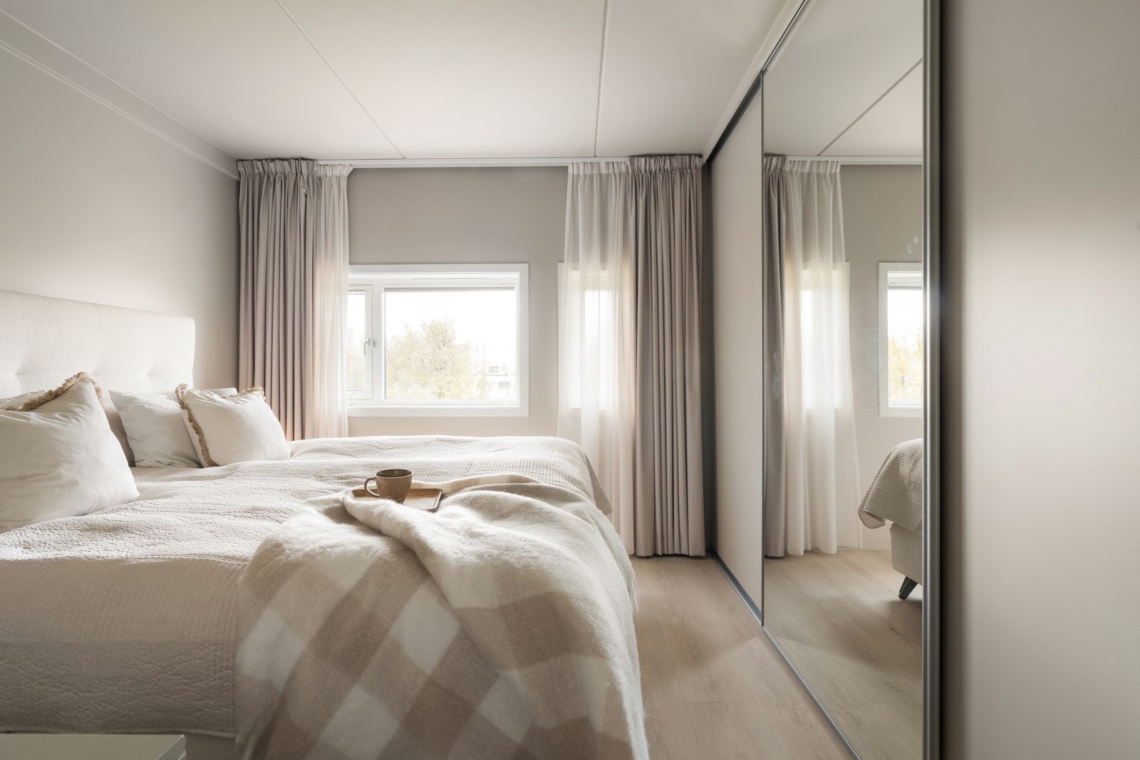 Hovedsoverommet har god plass til dobbeltseng og oppbevaring.
