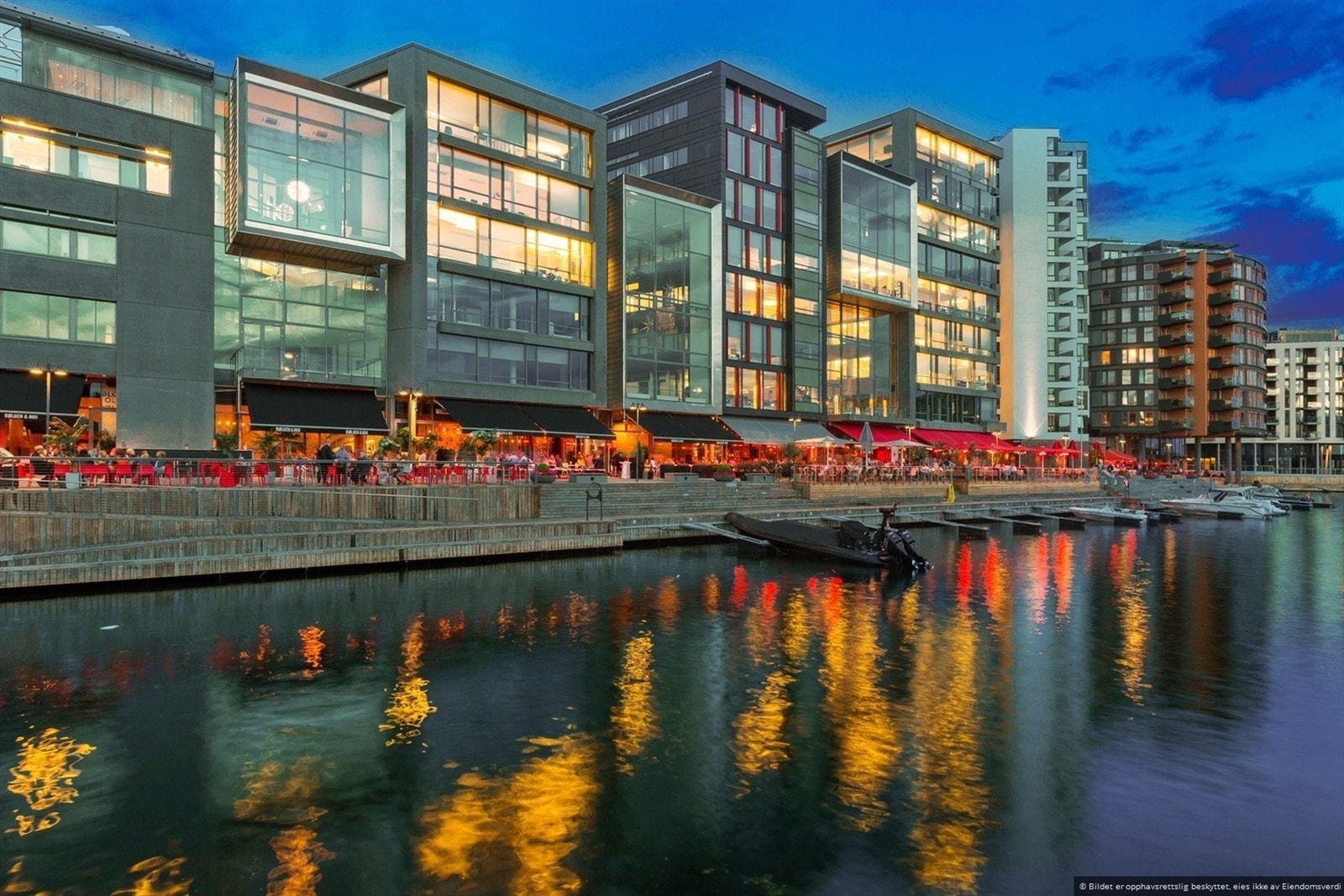Leiligheten har svært kort avstand til en rekke restauranter og andre fasiliteter langs Aker Brygge. Galleribilde