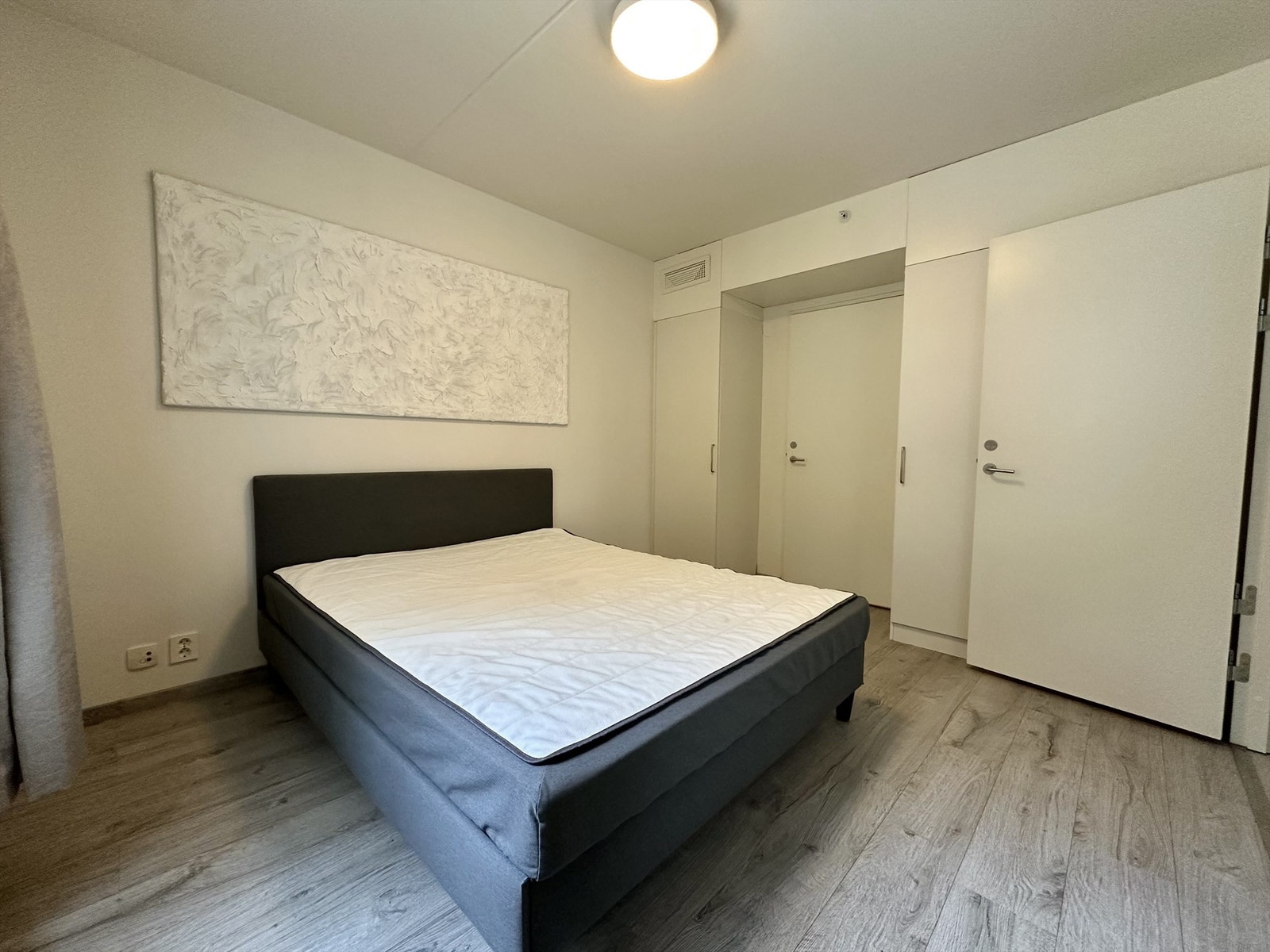 Stort soverom med tilgang til bad. Galleribilde