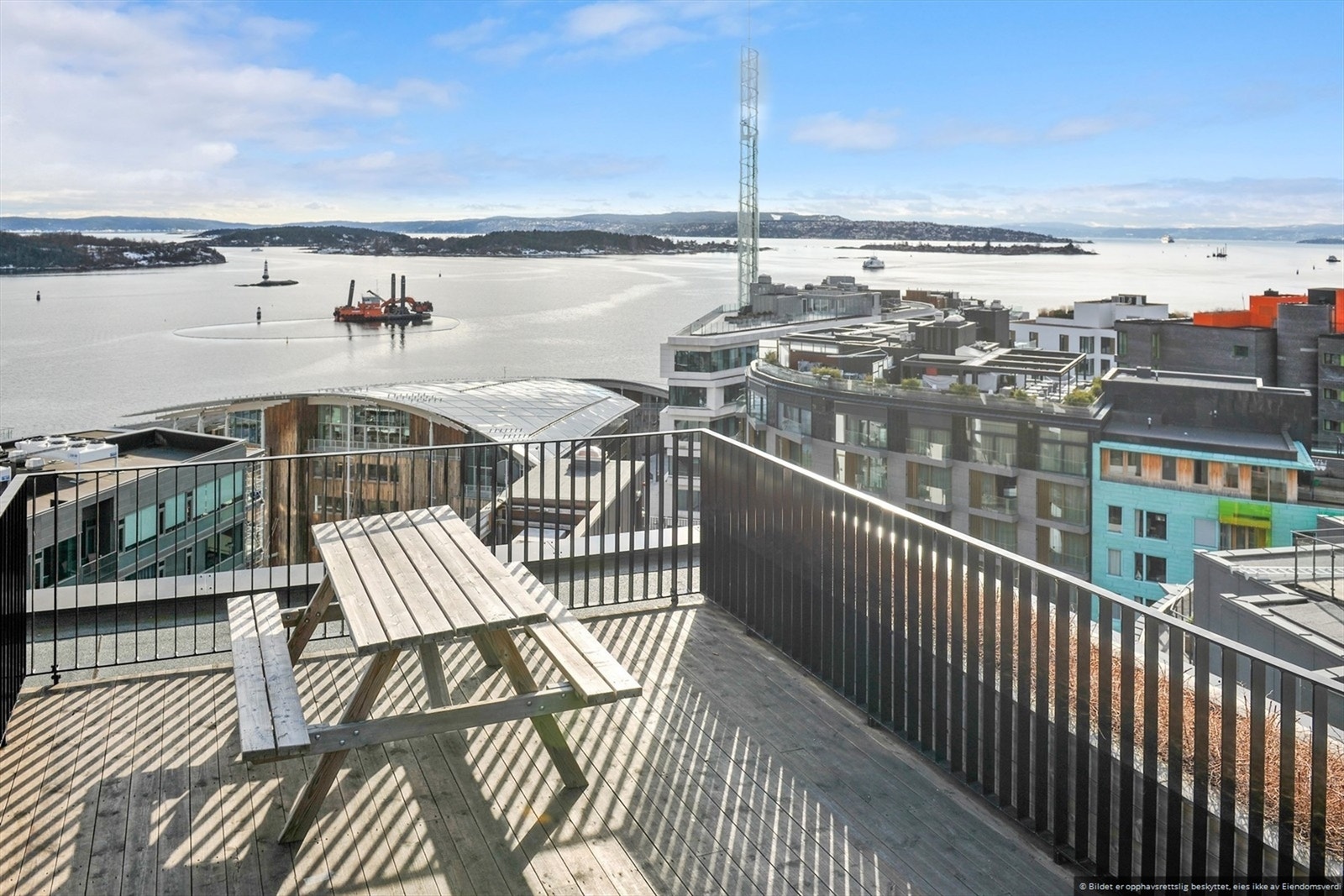 Flott utsikt over Oslofjorden fra felles takterrasse. Galleribilde