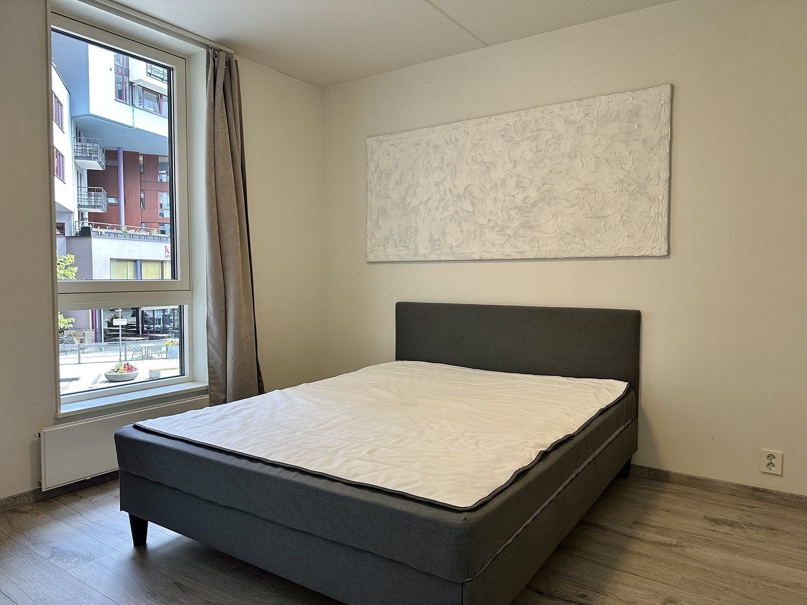 Stort soverom med tilgang til bad. Galleribilde