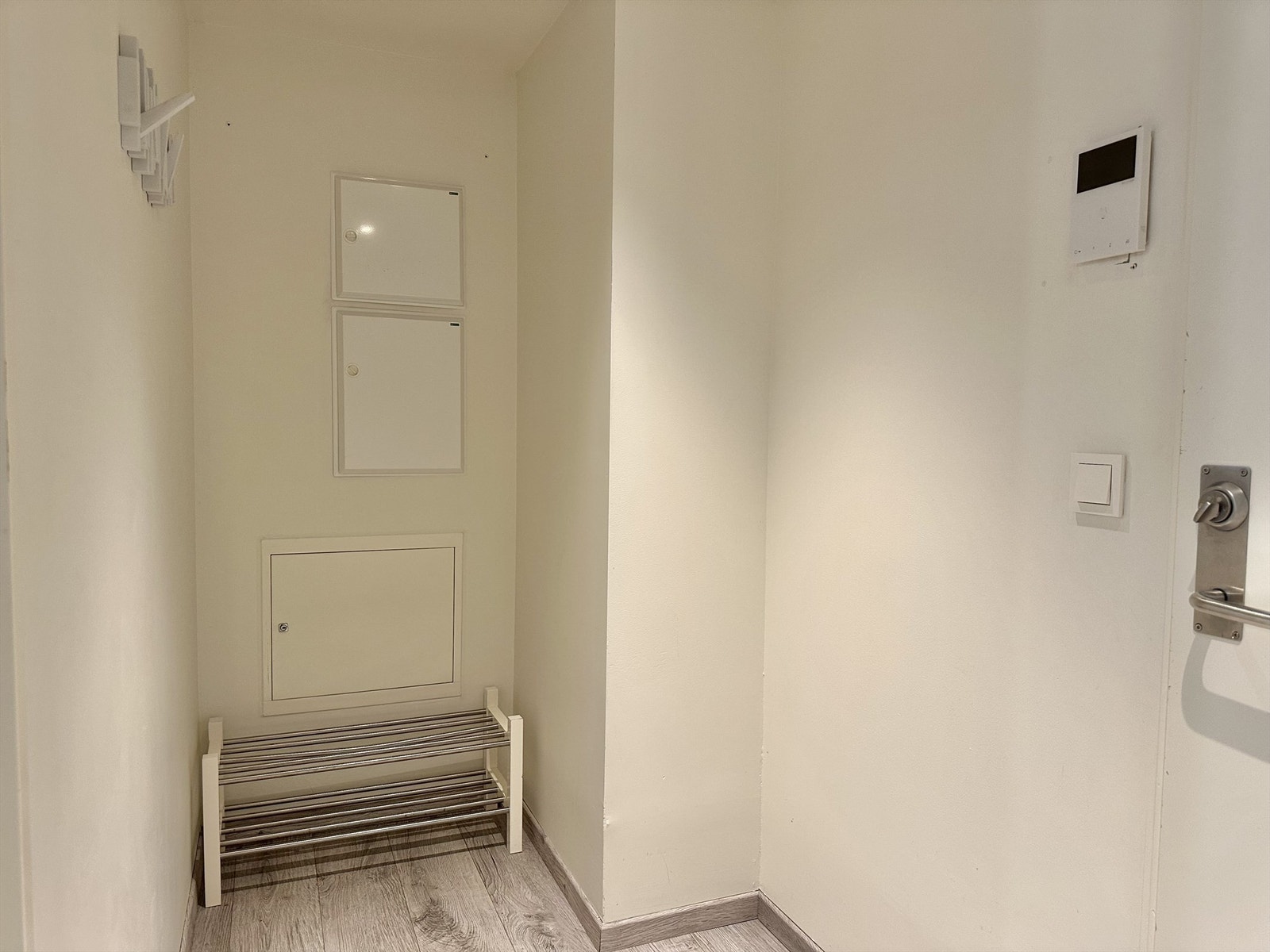 Gang med plass til oppbevaring av yttertøy og sko. Kjellerbod medfølger. Galleribilde