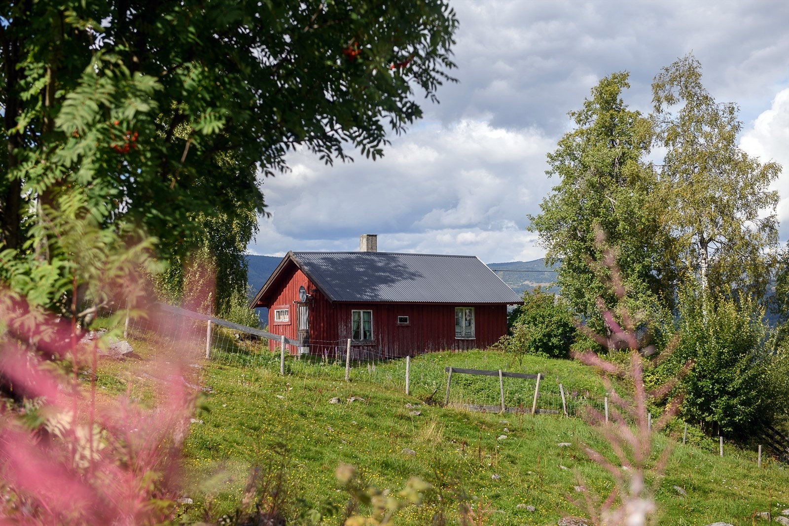 Våningshuset er oppført i laft og reisverk på steiner, med panelkledning. Galleribilde