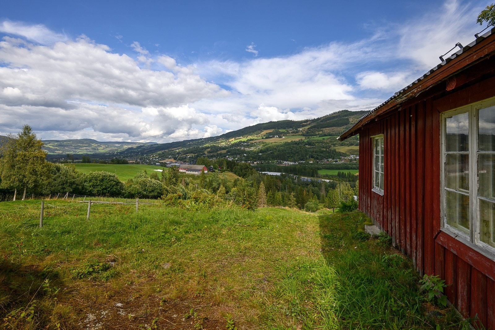 Eiendommen ligger i et skrånet, nordvendt terreng med flott utsikt over Gausdal. Galleribilde