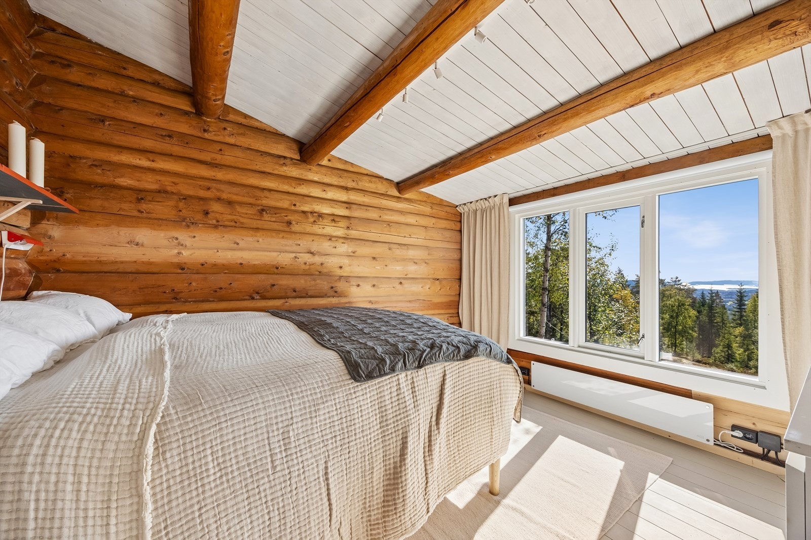 Våkn opp til utsikten over skogen og fjorden fra et av hyttas tre soverom. Galleribilde