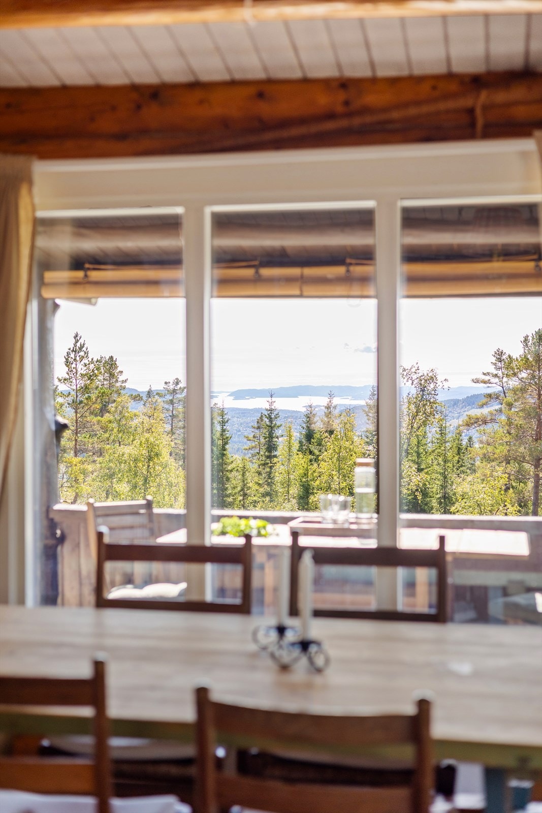 Utsikt fra spiseplassen mot verandaen og landskapet. Galleribilde