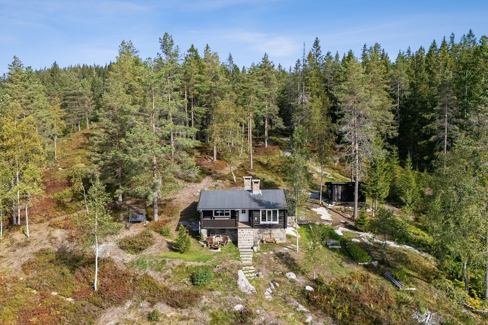 Oversikt over eiendommen og den usjenerte beliggenheten. Sol fra 7 til 22. Galleribilde