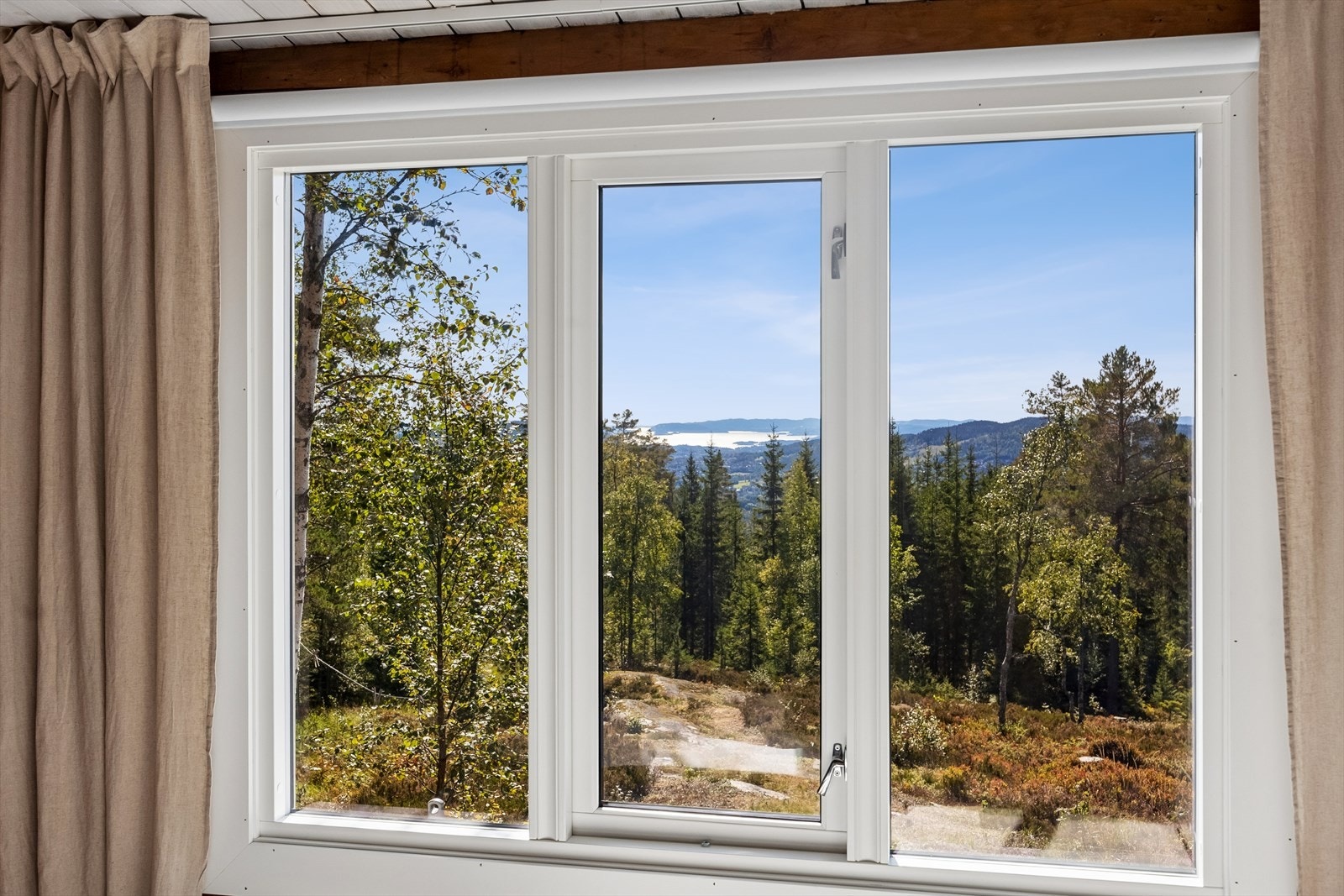 Utsikt gjennom nye 2-lags isolerglassvinduer. Perfekt utsikt fra hjemmekontor i hverdagen Galleribilde