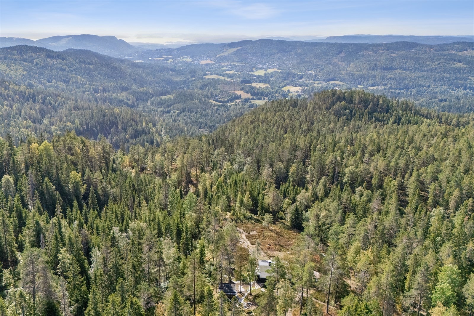 Panoramautsikt over Lommedalen og de omkringliggende skogsområdene. Galleribilde