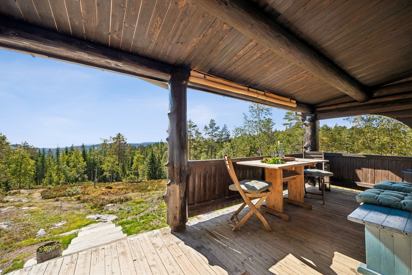 Overbygget veranda på 9 m² med god plass til sittegruppe. Galleribilde