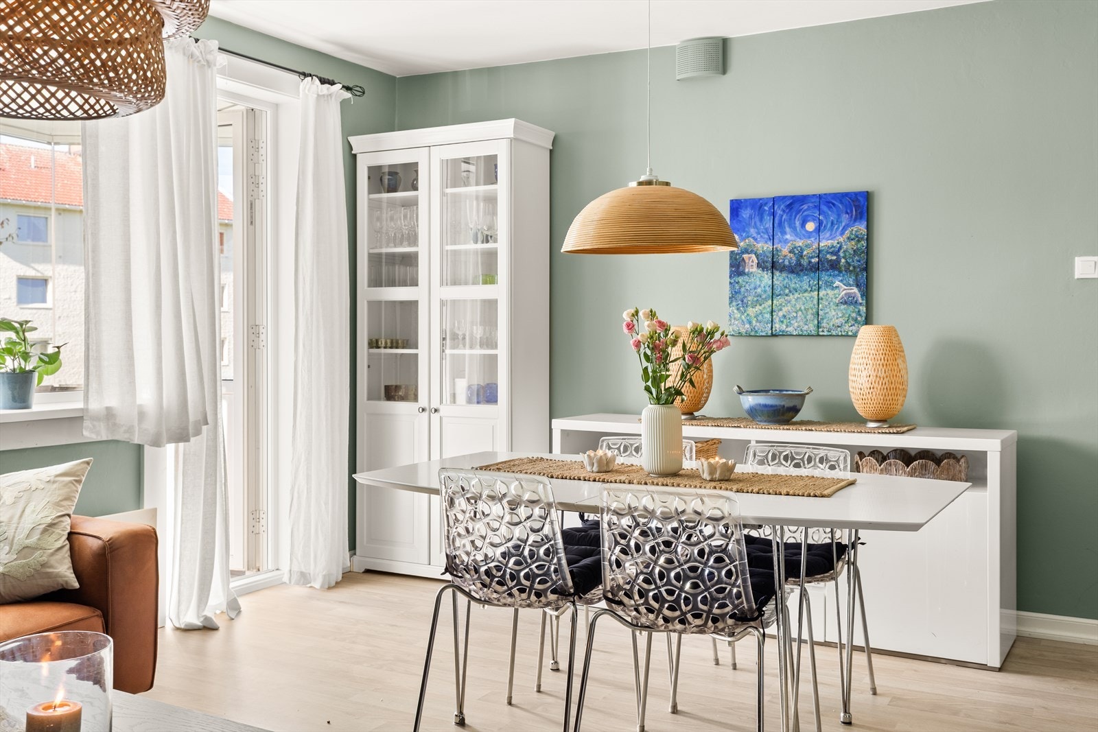 Det er utgang til den solrike balkongen fra stuen Galleribilde
