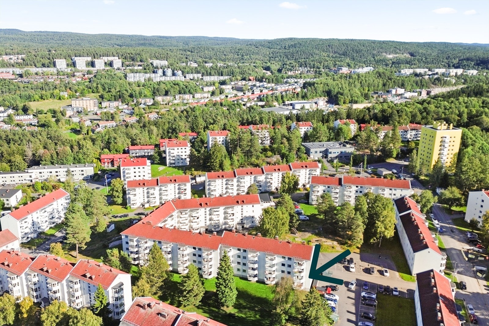 Leiligheten har veldig flott intern beliggenhet på enden av bygget. Her er det tilbaketrukket fra gatene omkring og det er ettermiddags- og kveldssol på balkongen. Galleribilde