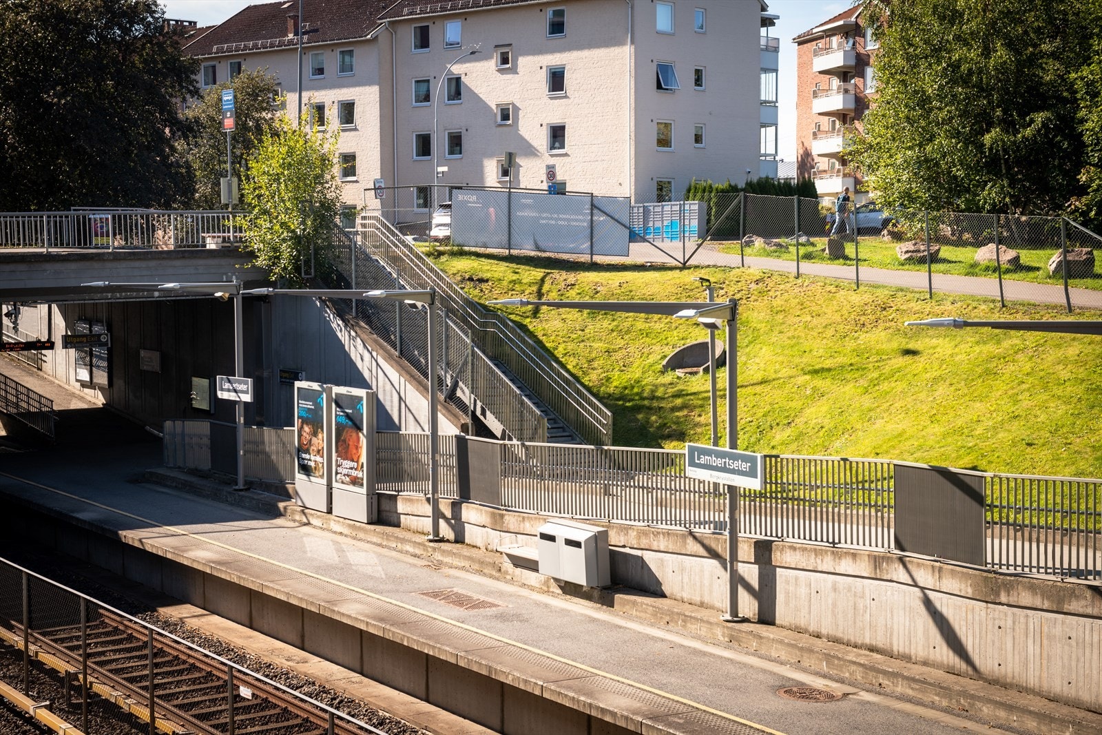 Lambertseter T-banestasjon ligger bare noen minutters gange fra boligen og tar deg til Oslo sentrum på under 25 minutter. Galleribilde