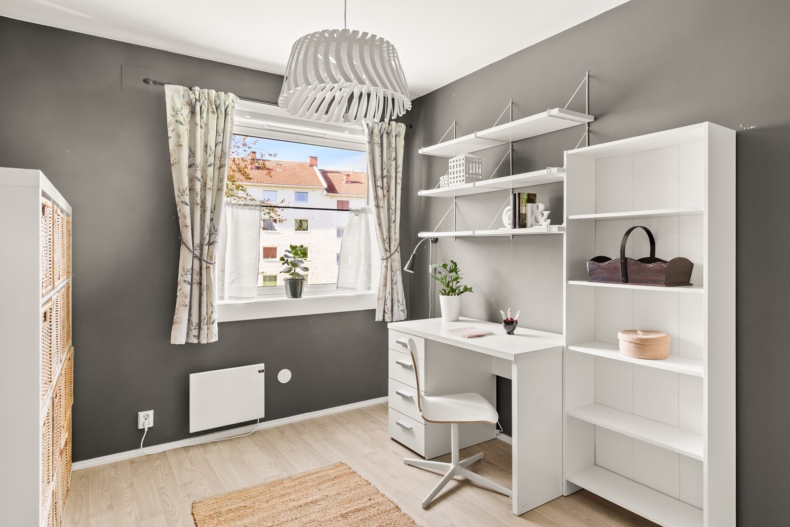 Soverom 2 har god plass til seng, garderobe og skrivebord Galleribilde