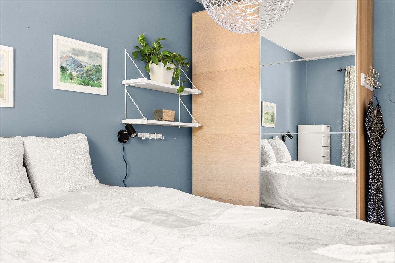 Fin plass for garderobe på hovedsoverommet Galleribilde
