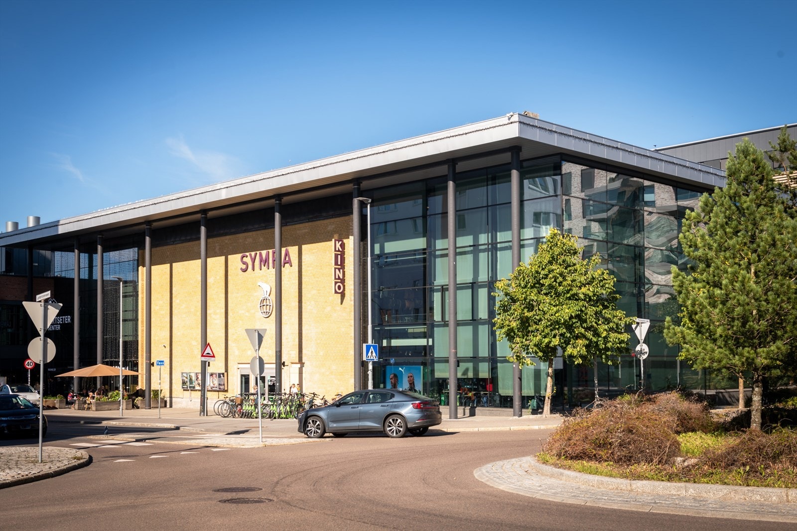 Lambertseter senter ligger i kort gangavstand fra boligen - her finner du over 85 tilbud av butikker, service og servering. Her er det og egen kino. Det er bl.a. også treningsstudio og bibliotek ved siden av. Galleribilde