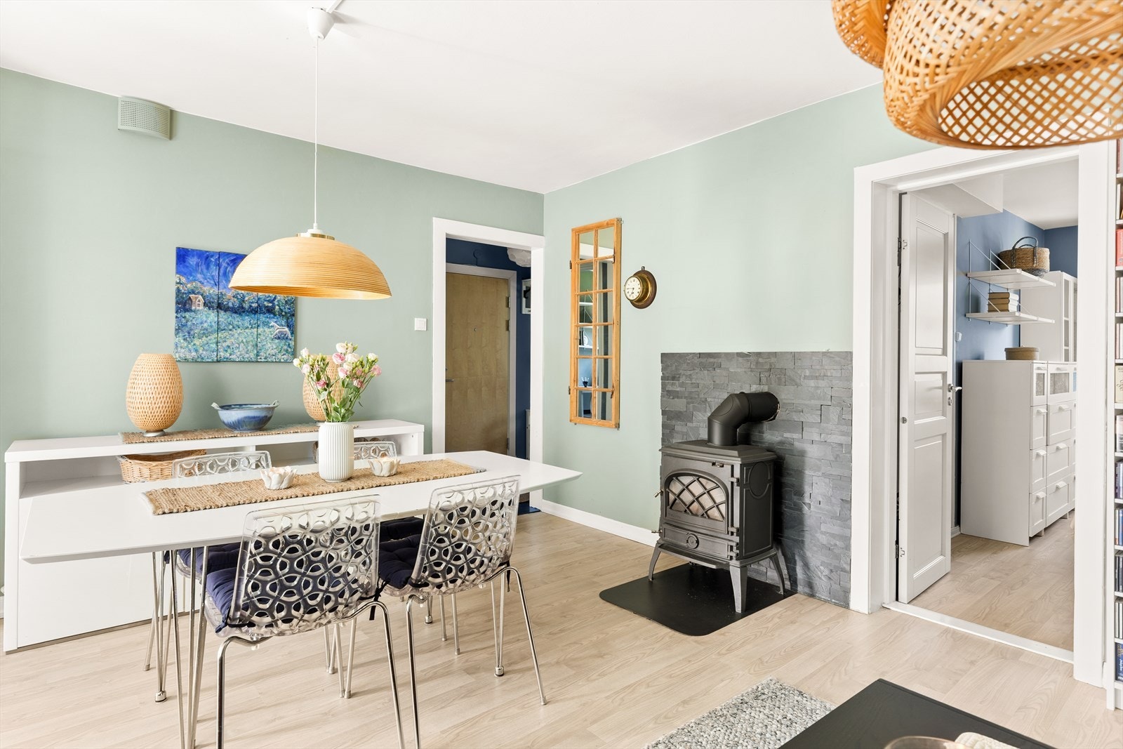 Spisestuedelen har god plass for gjester Galleribilde