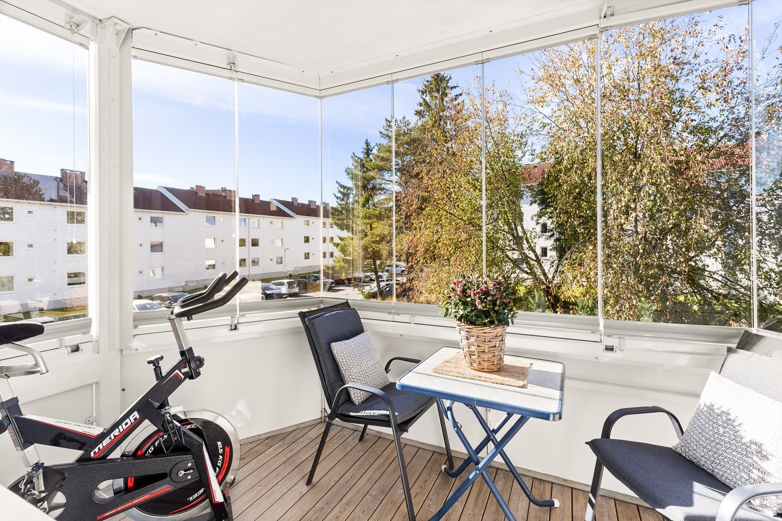 Innglasset balkong med ettermiddag- og kveldssol. Balkongen er på cirka 7 kvadratmeter. Galleribilde