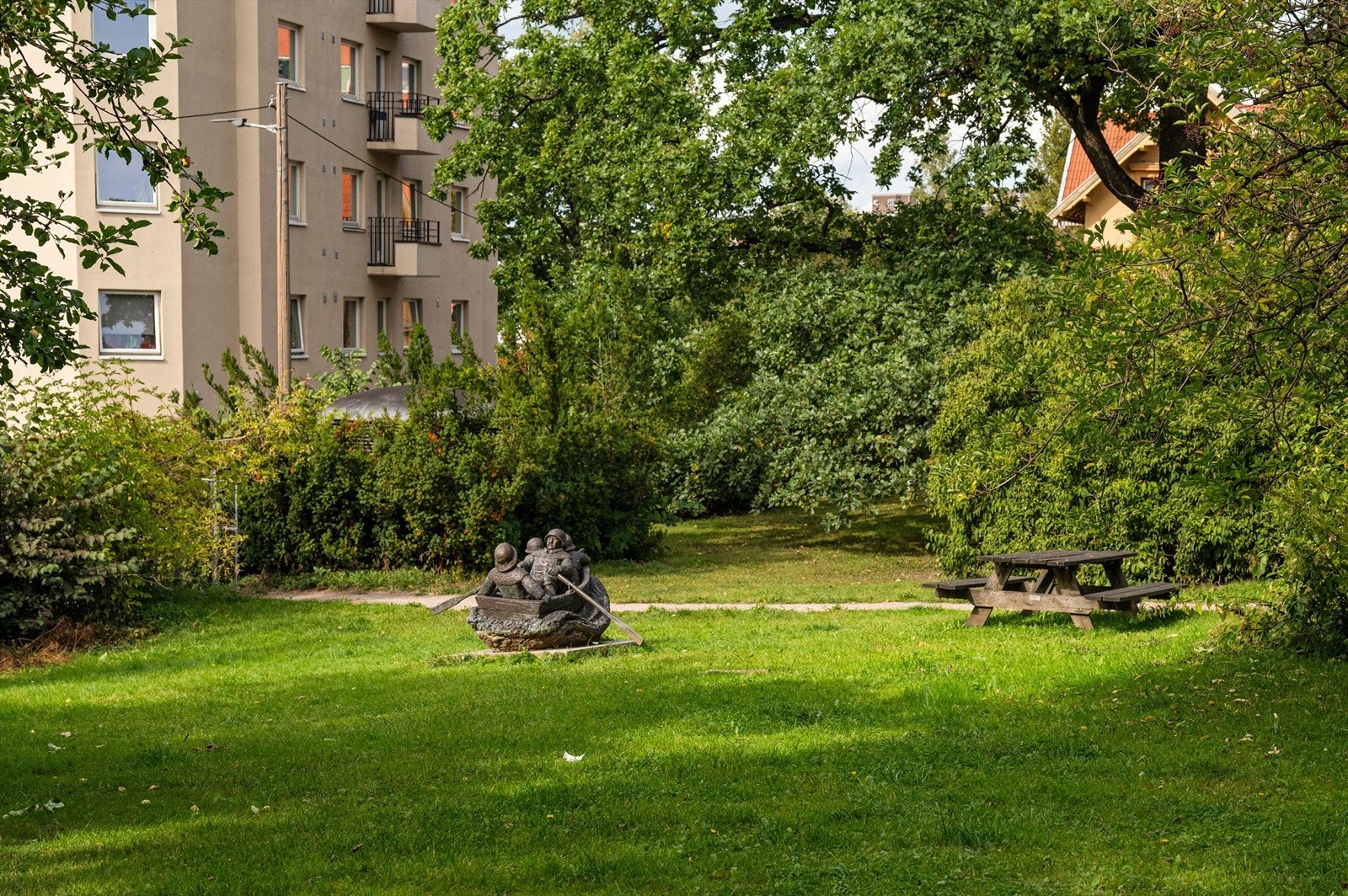 Aksjelaget har en hyggelig skulpturpark med grøntarealer, benker, bord og kullgrill, som gir et fint uterom for beboerne. Galleribilde