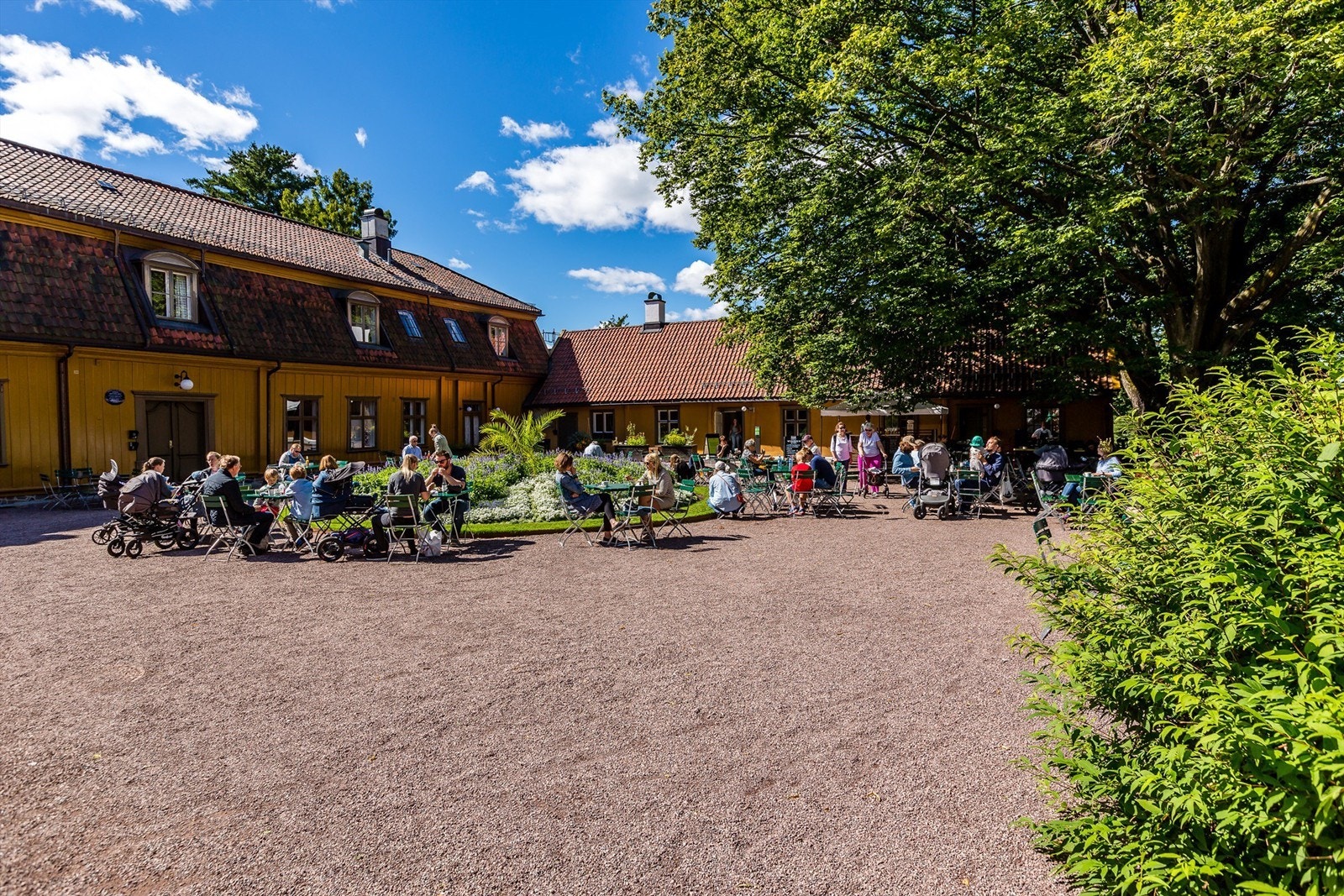 Hyggelig kafé på historiske Tøyen Hovedgård i Botanisk hage. Dagens våningshus ble bygget i 1679 og er trolig Oslos eldste stående tømmerbygning. Galleribilde