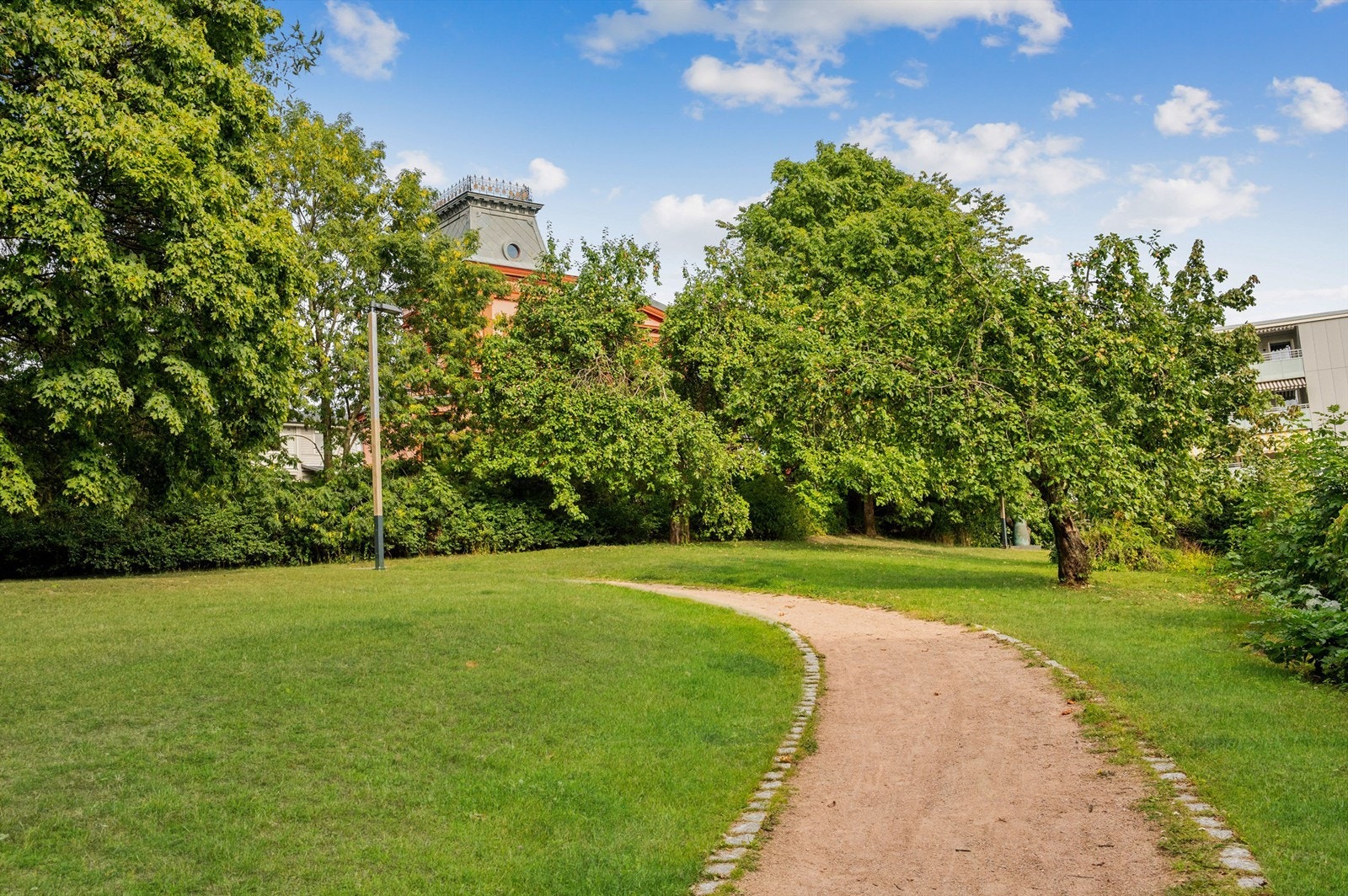 I nærområdet finner du flere flotte parker og rekreasjonsområder, blant annet Ola Narr like over gaten, Sofienbergparken, Tøyenparken og Torshovdalen. Galleribilde
