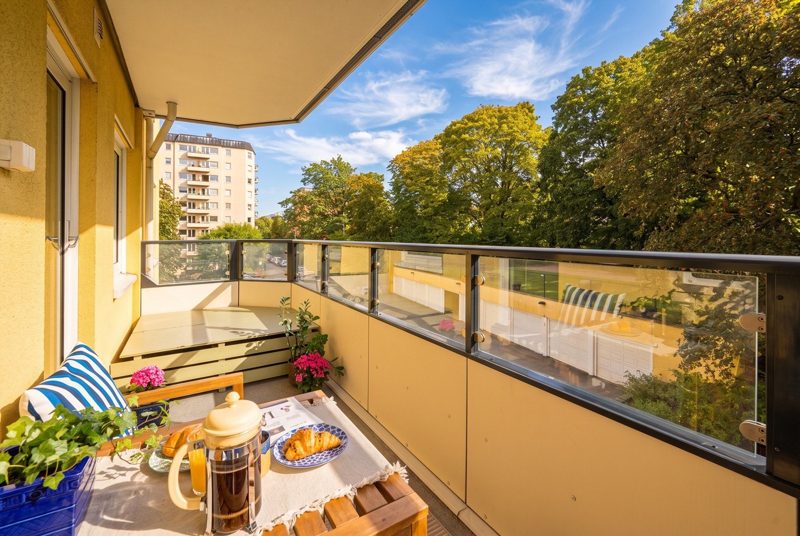 Fra stuen er det direkte utgang til leilighetens store balkong. Galleribilde